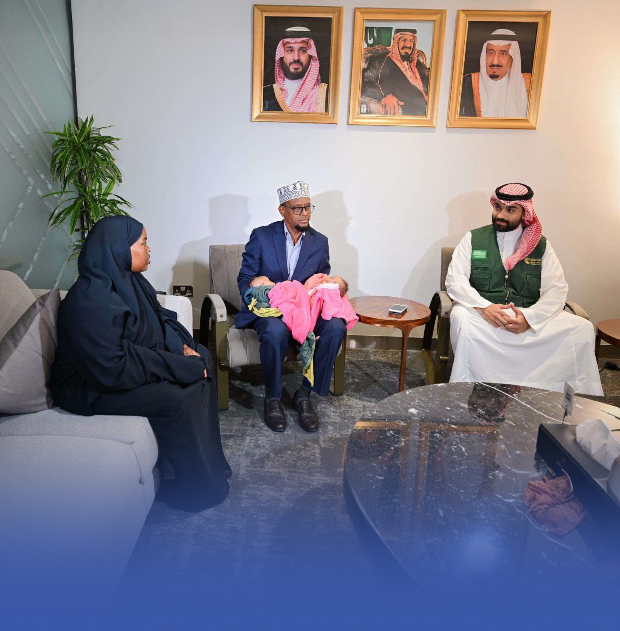 وصول التوأم السيامي الصومالي "رحمة ورملا" إلى الرياض