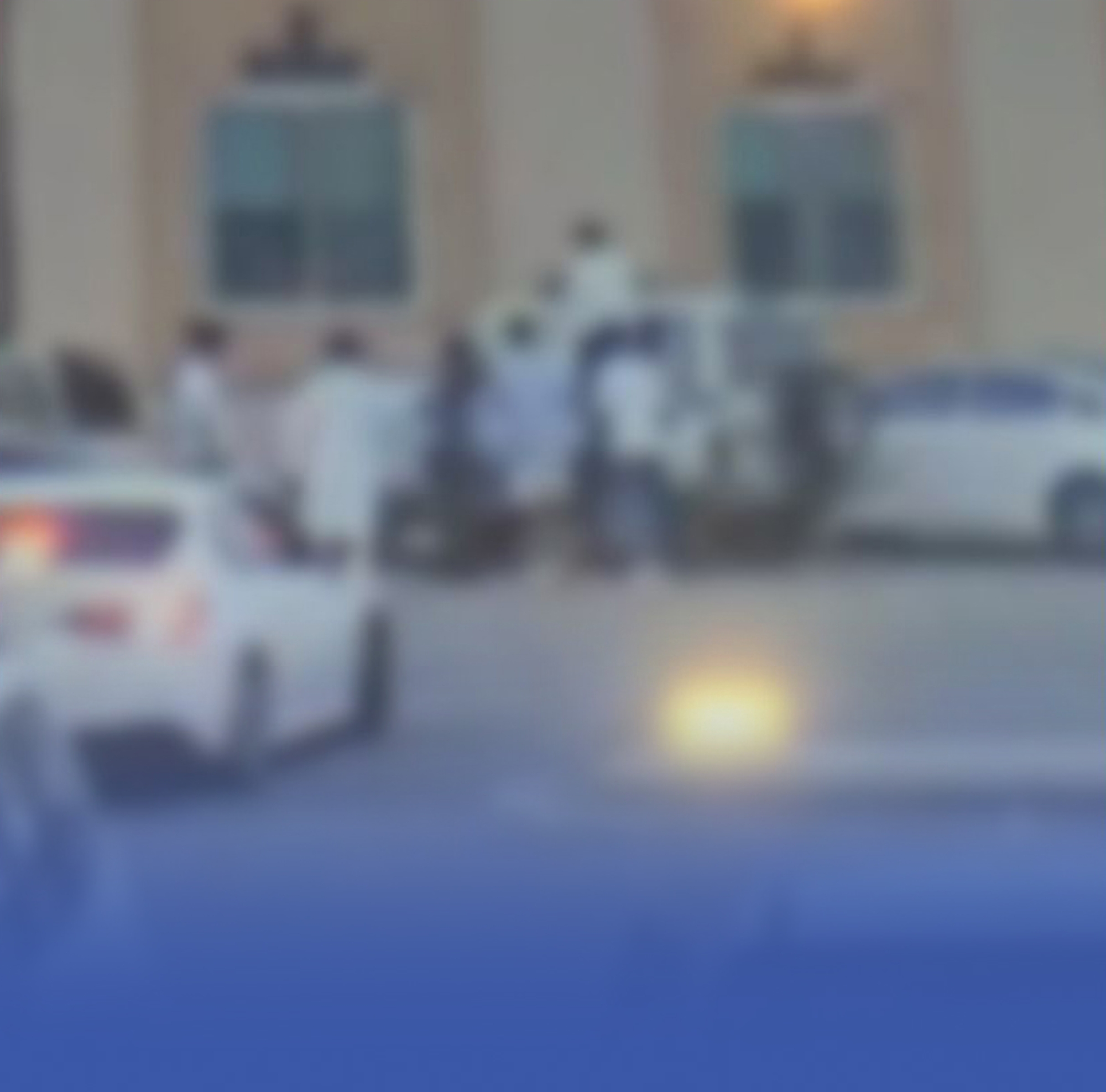 "المرور" يوضح حقيقة تجمُّع أشخاص حول مركبة أمنية