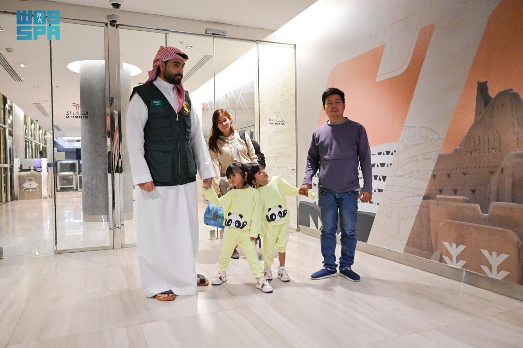 وصول التوأم الملتصق "كليا وموريس آن" إلى الرياض
