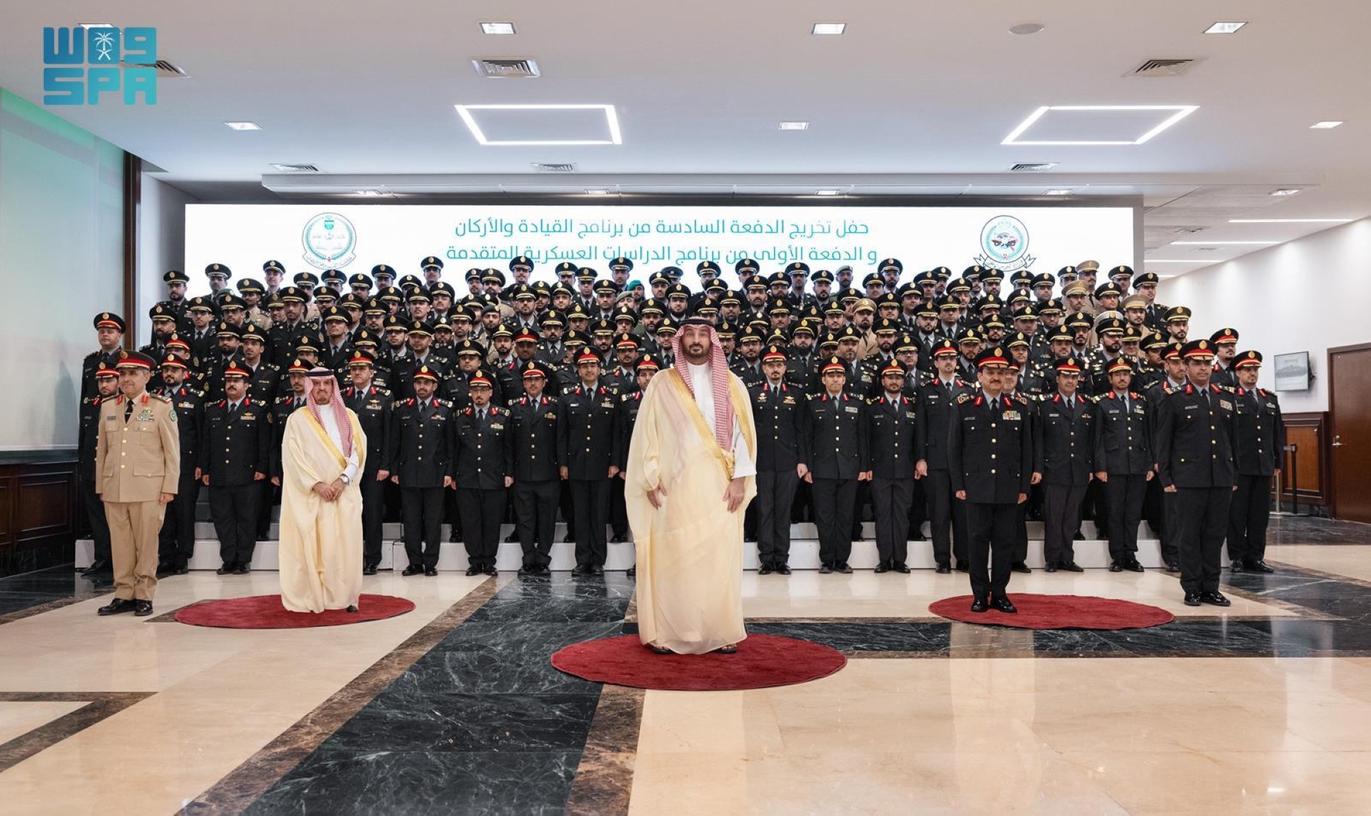 وزير الحرس يدفع بخريجي القيادة والأركان والدراسات العسكرية