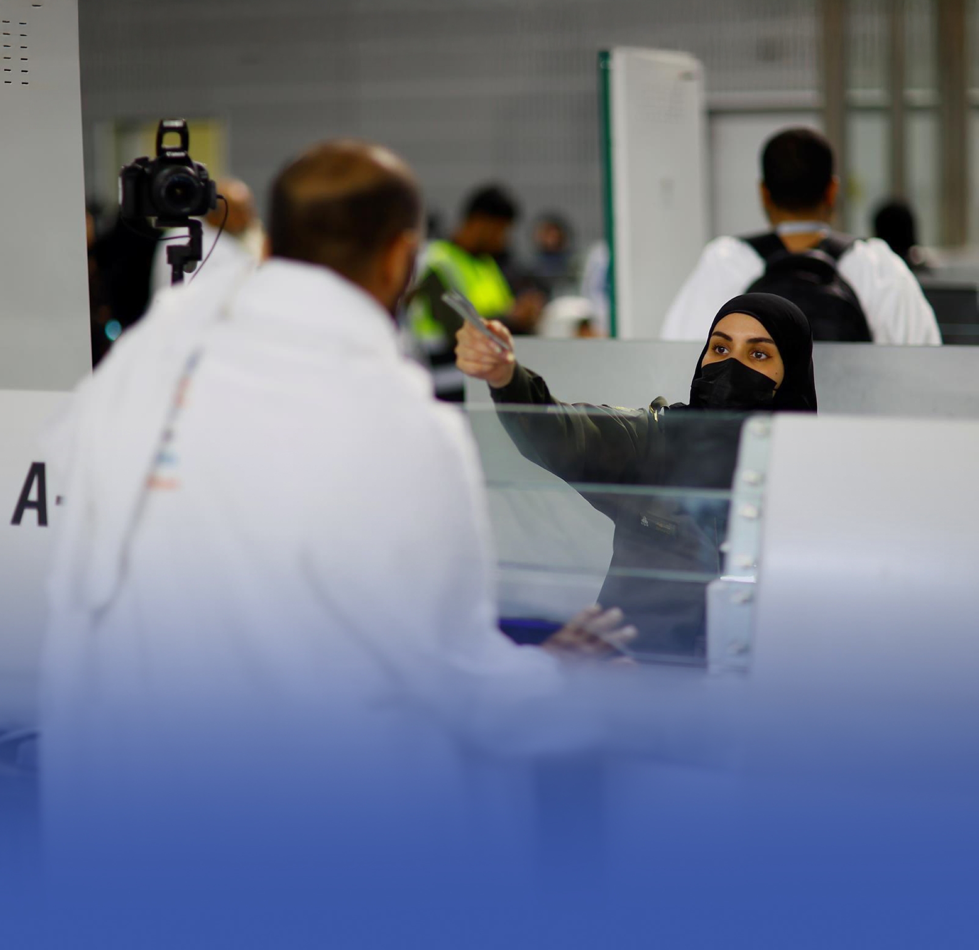 20 بوابة إلكترونية بمطار المدينة لتسهيل دخول الحجاج
