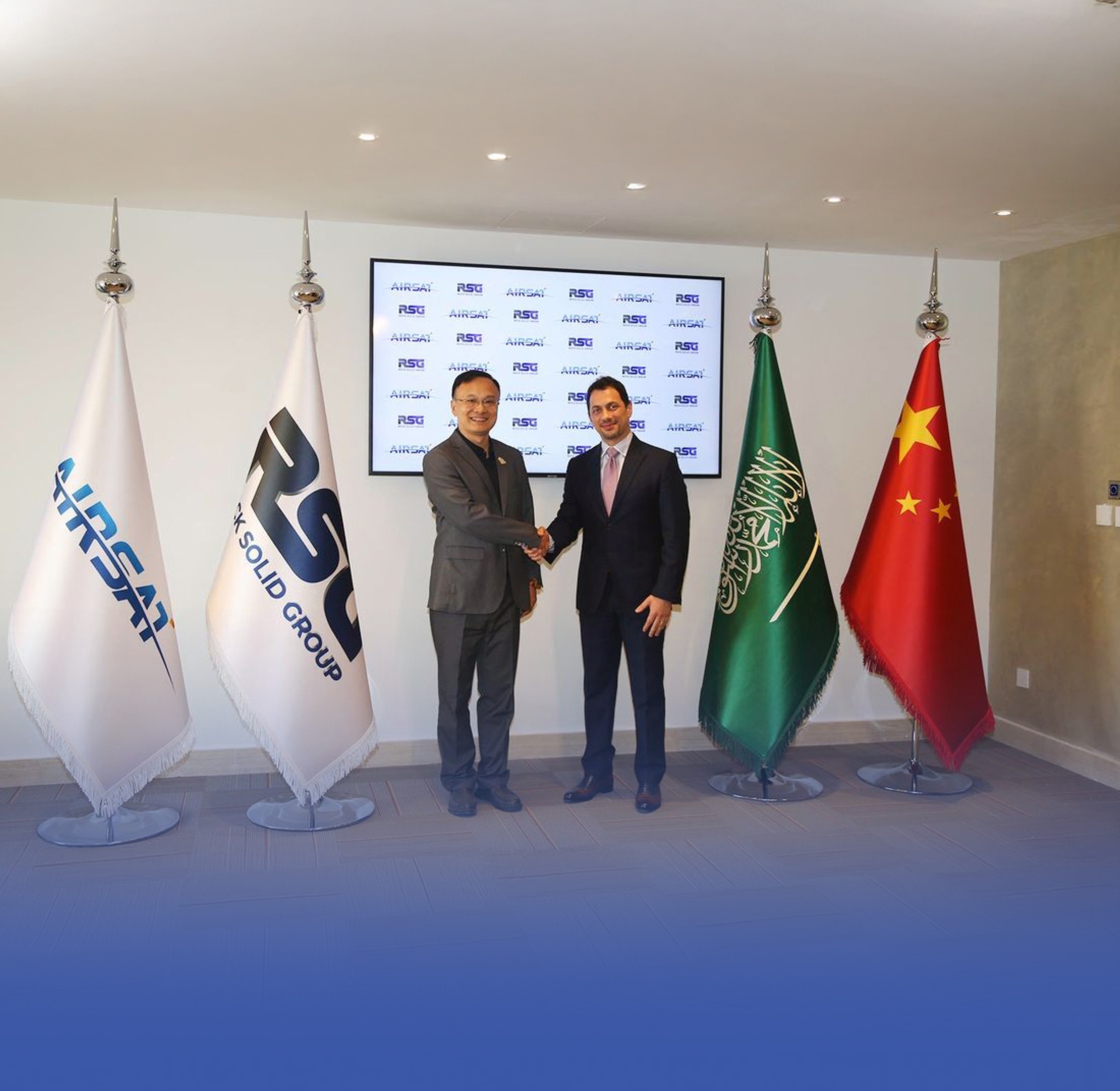 شراكة سعودية بين AIRSAT  وRock Solid Group لتعزيز ريادة  EO