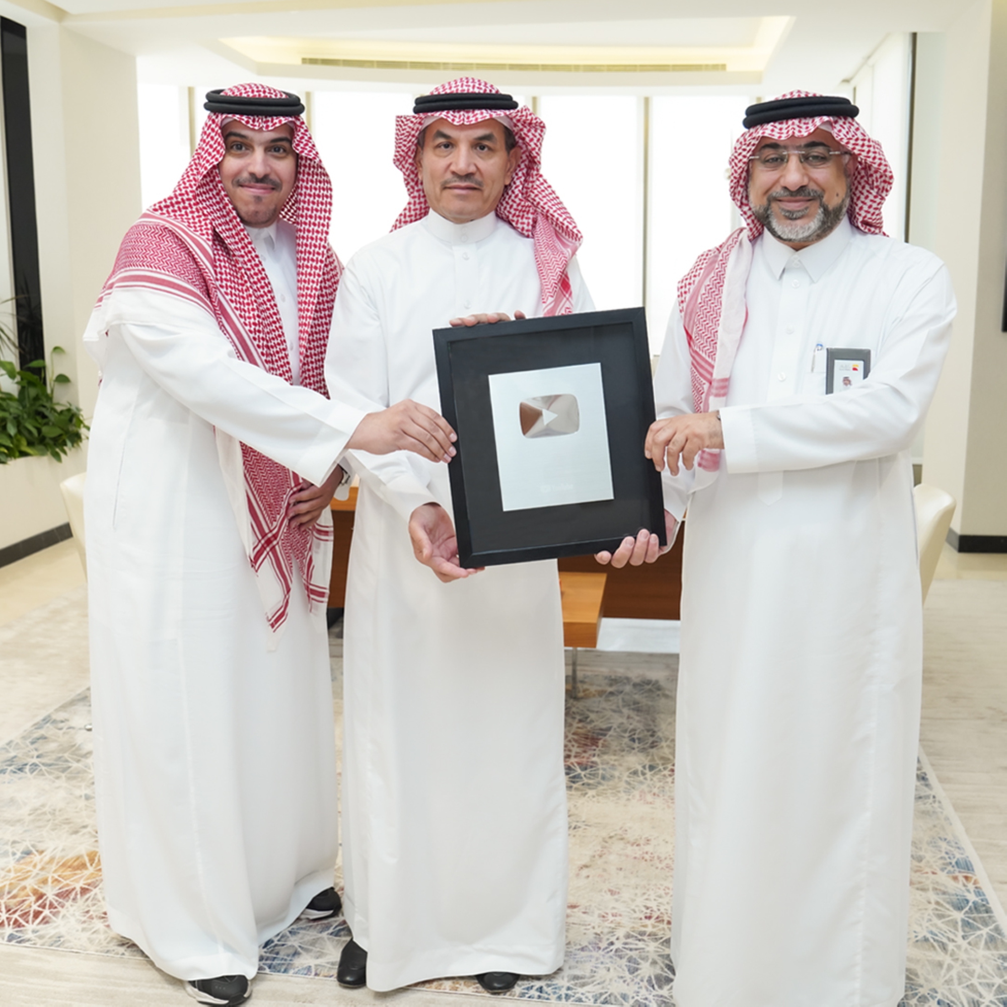 بنك البلاد يحصد "الدرع الفضية" من يوتيوب كأول مؤسسة مالية سعودية