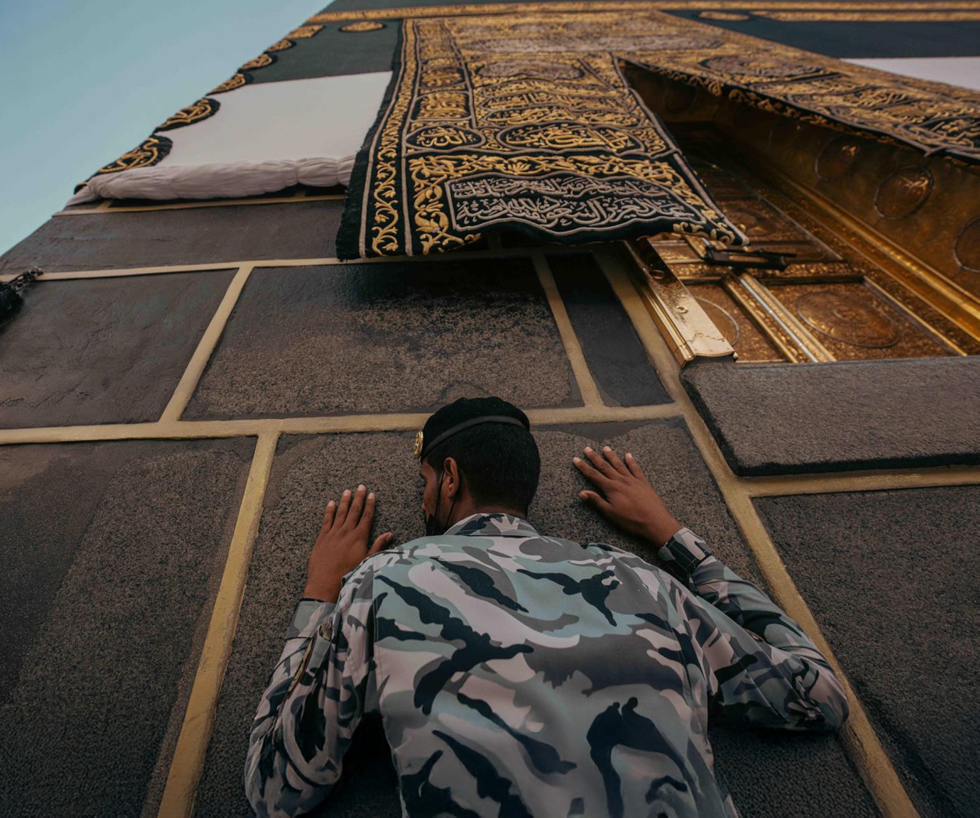 قلوب خاشعة وسواعد ساهرة لخدمة الحجاج