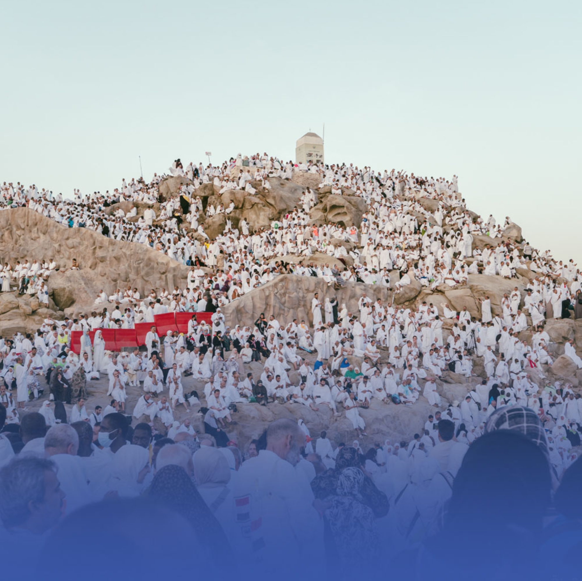 الحجاج يتوافدون إلى عرفات