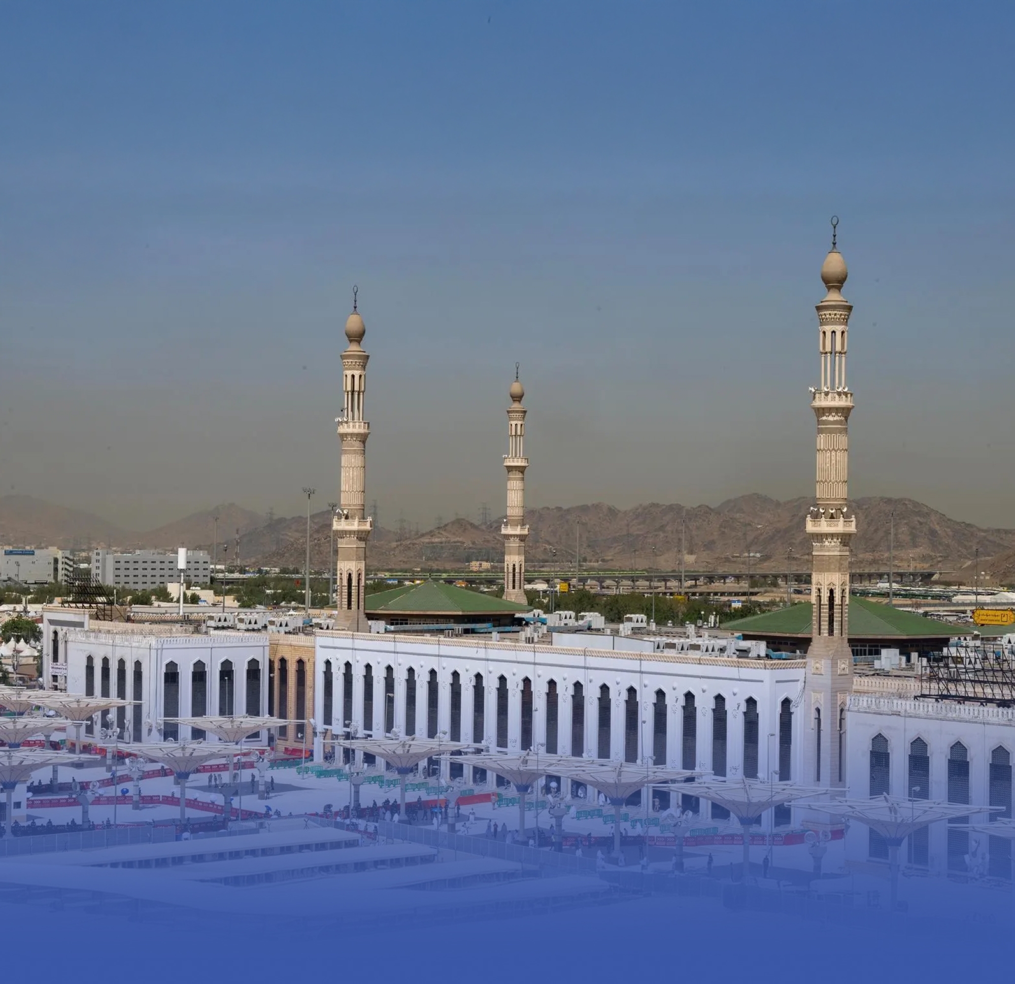 الحجاج يؤدون صلاتي الظهر والعصر بمسجد نمرة
