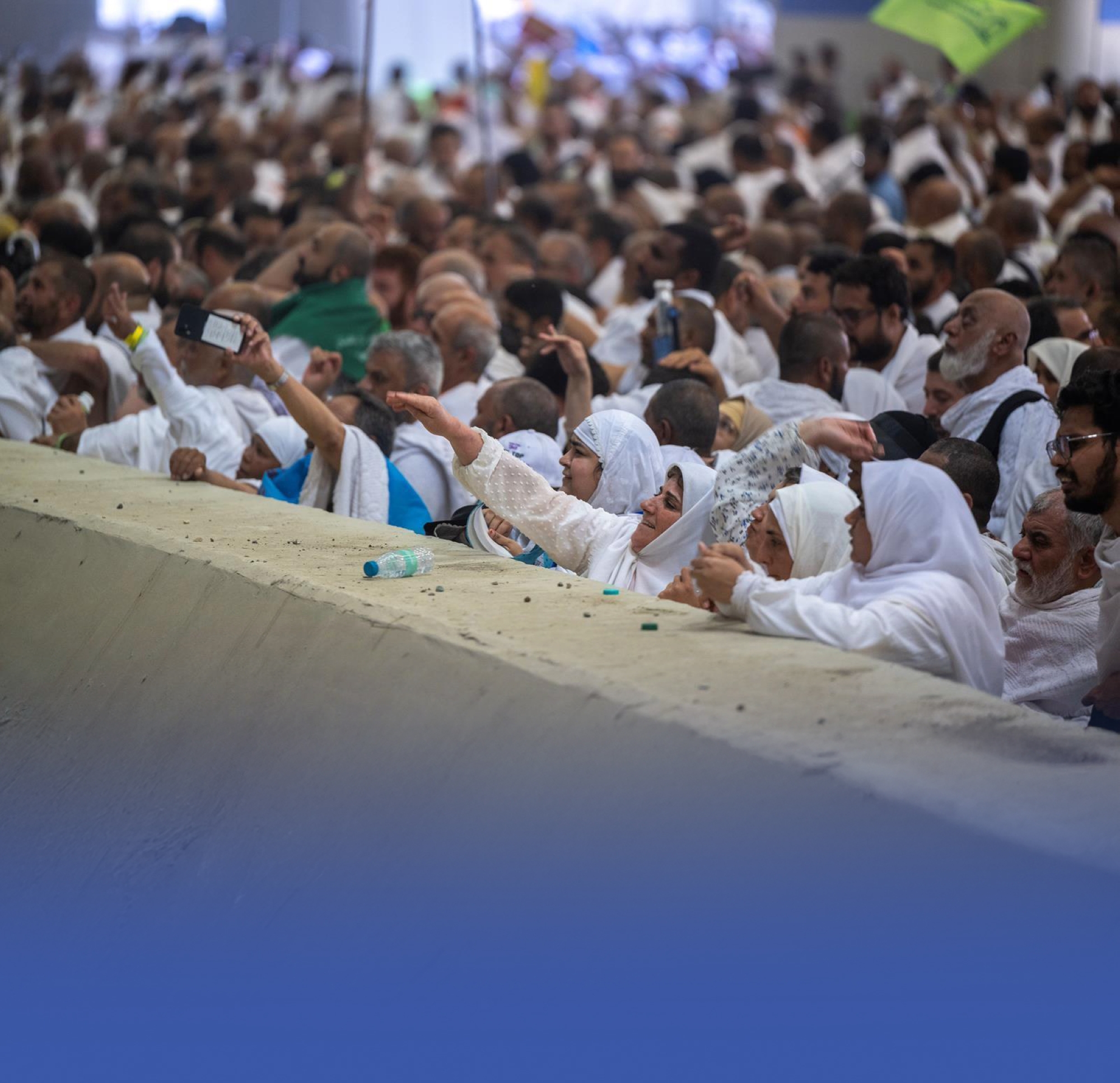 الحجاج يواصلون رمي الجمرات
