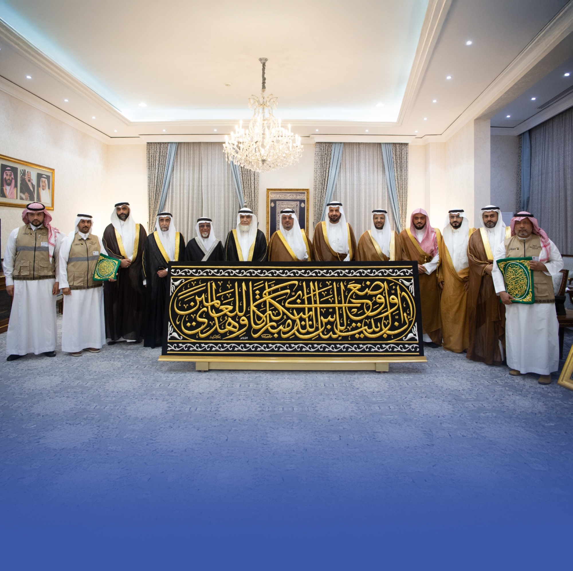 تسليم كسوة الكعبة المشرفة لسدنة بيت الله الحرام
