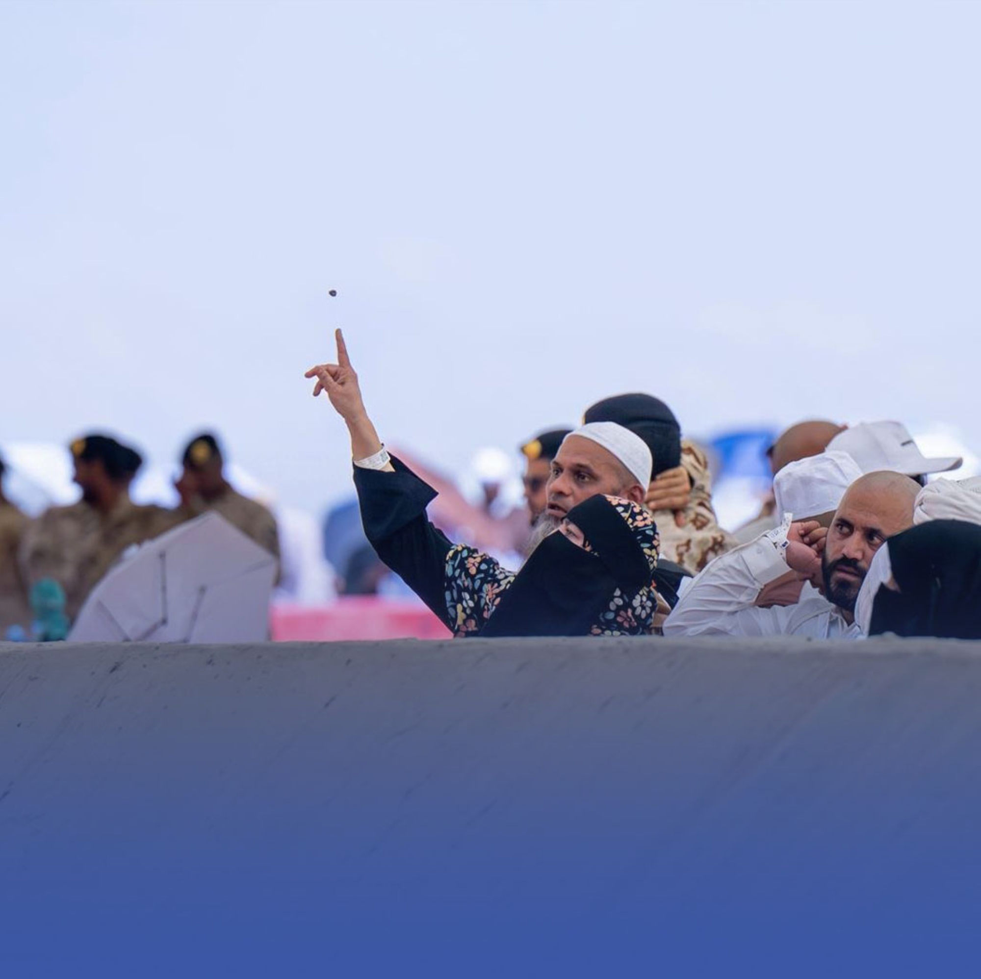 الحجاج يرمون الجمرات في ثالث أيام التشريق