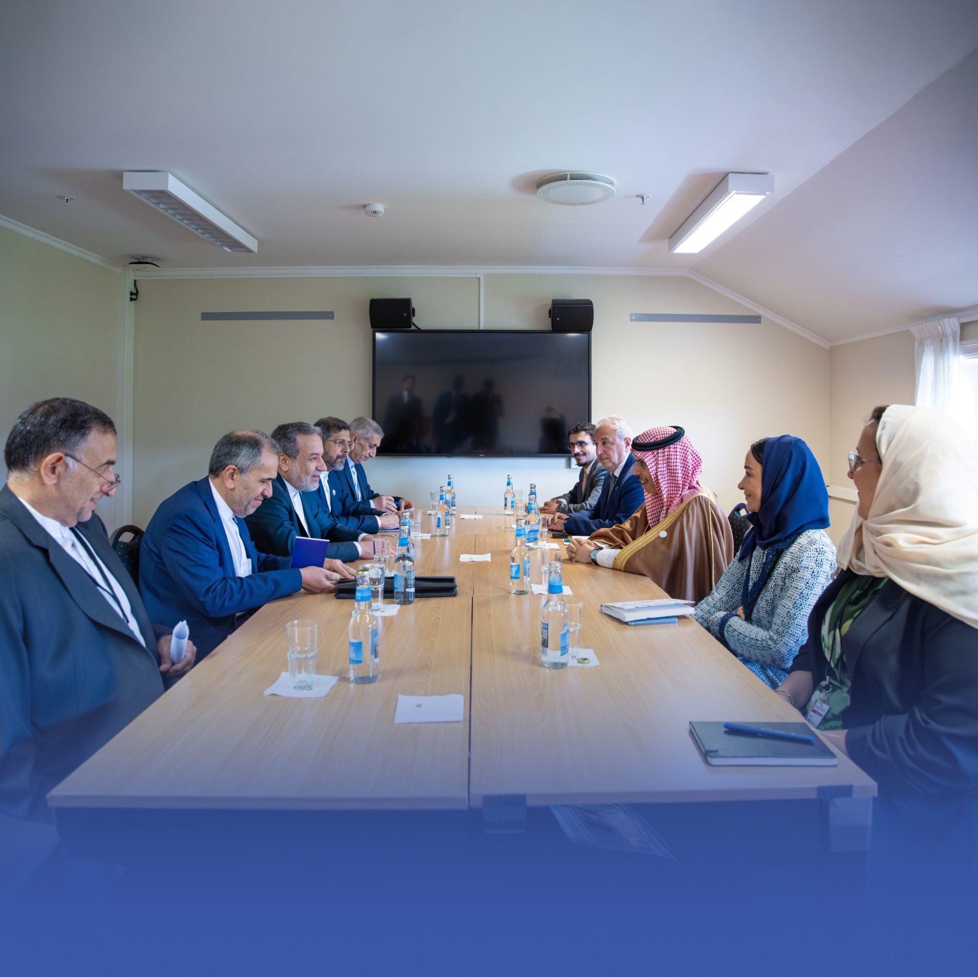 وزير الخارجية يبحث مع نظيره الإيراني المستجدات الإقليمية والدولية