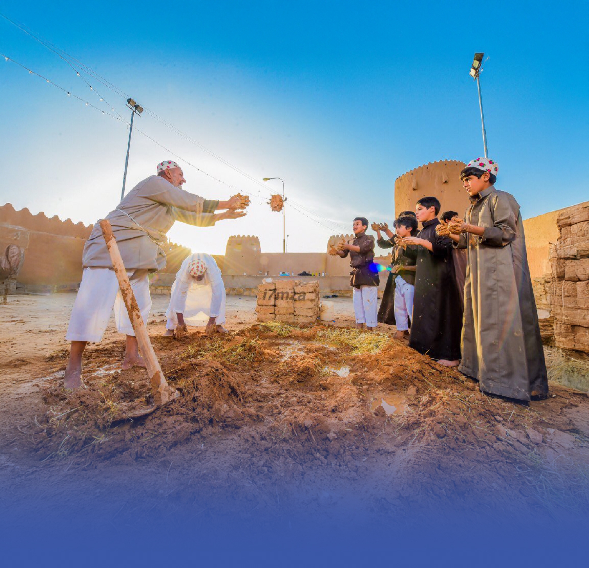 البناء بالطين.. عودة للبساطة والتقليدية