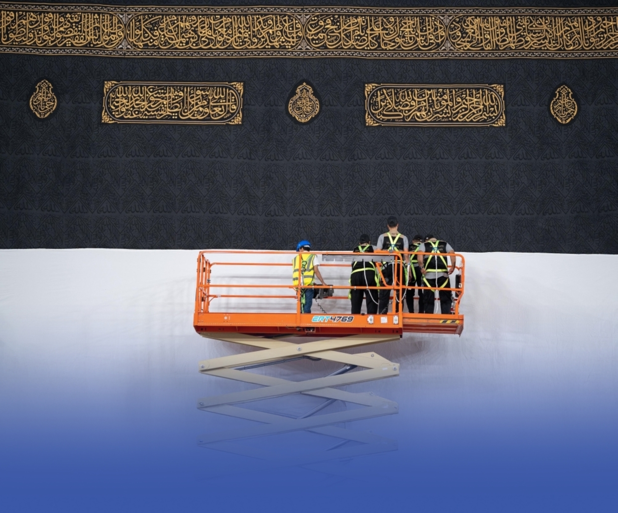 الكعبة ترتدي كسوتها الجديدة