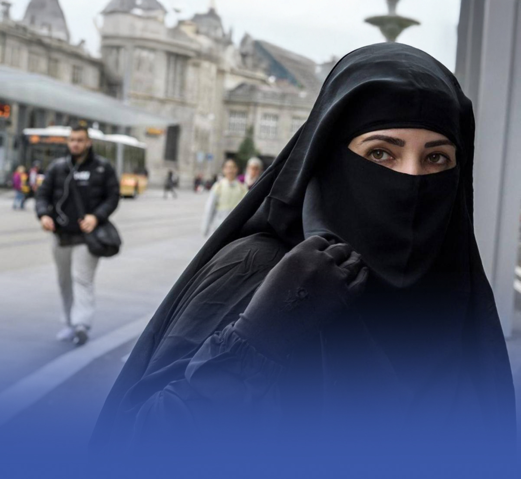 السفارة تدعو للالتزام بقانون حظر تغطية الوجه بكازاخستان