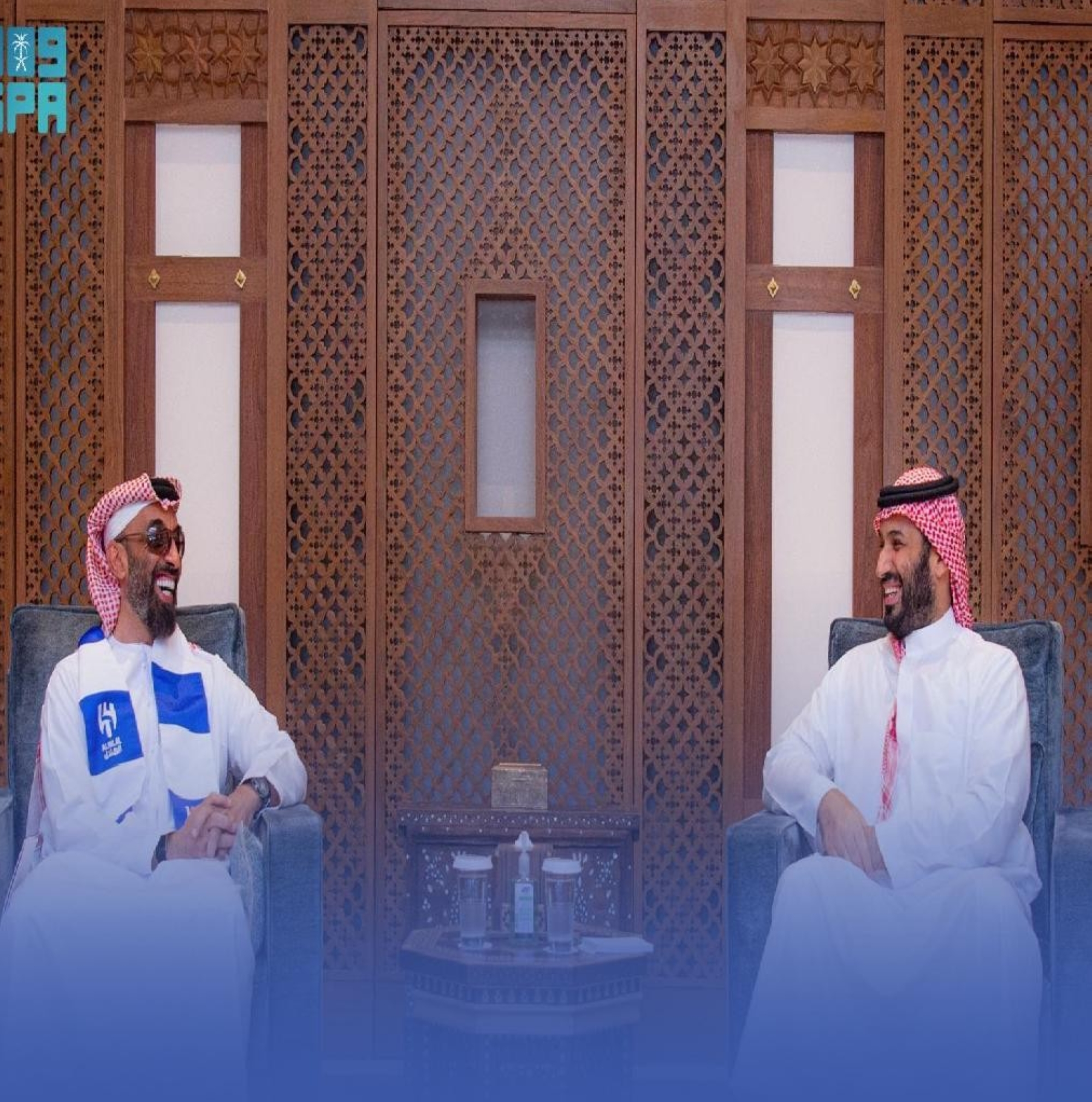 ولي العهد يستعرض مع نائب حاكم أبوظبي العلاقات الثنائية