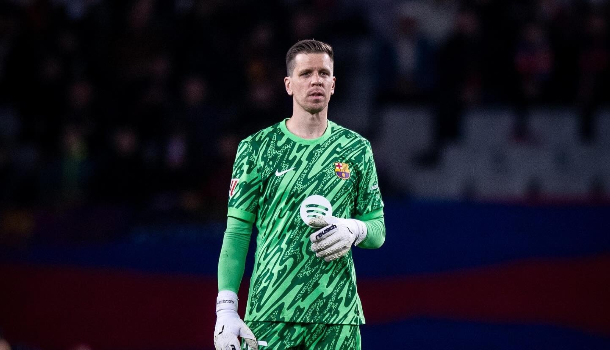 برشلونة يجدد عقد حارسه تشيزني