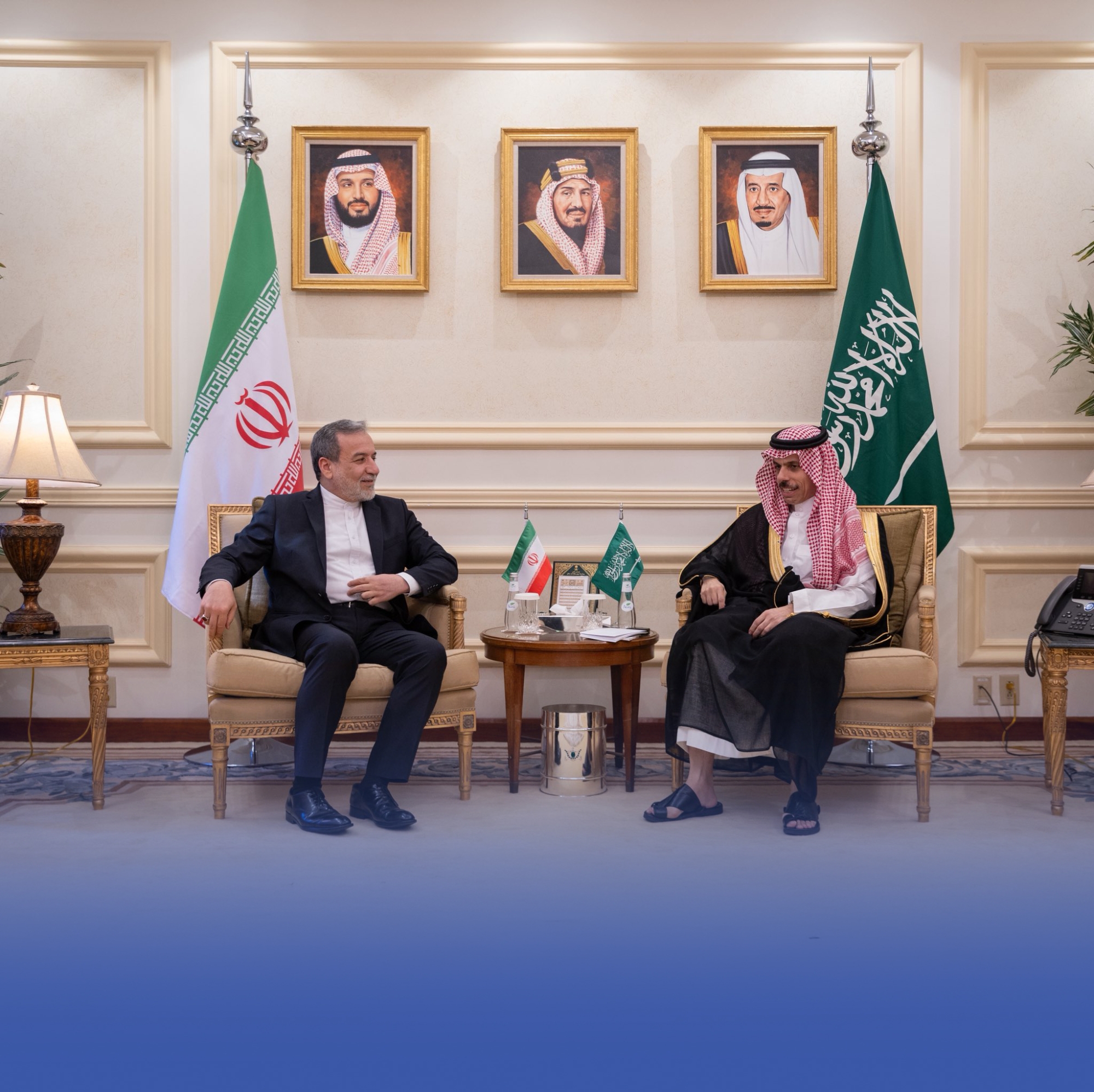 وزير الخارجية يبحث تطورات المنطقة مع نظيره الإيراني