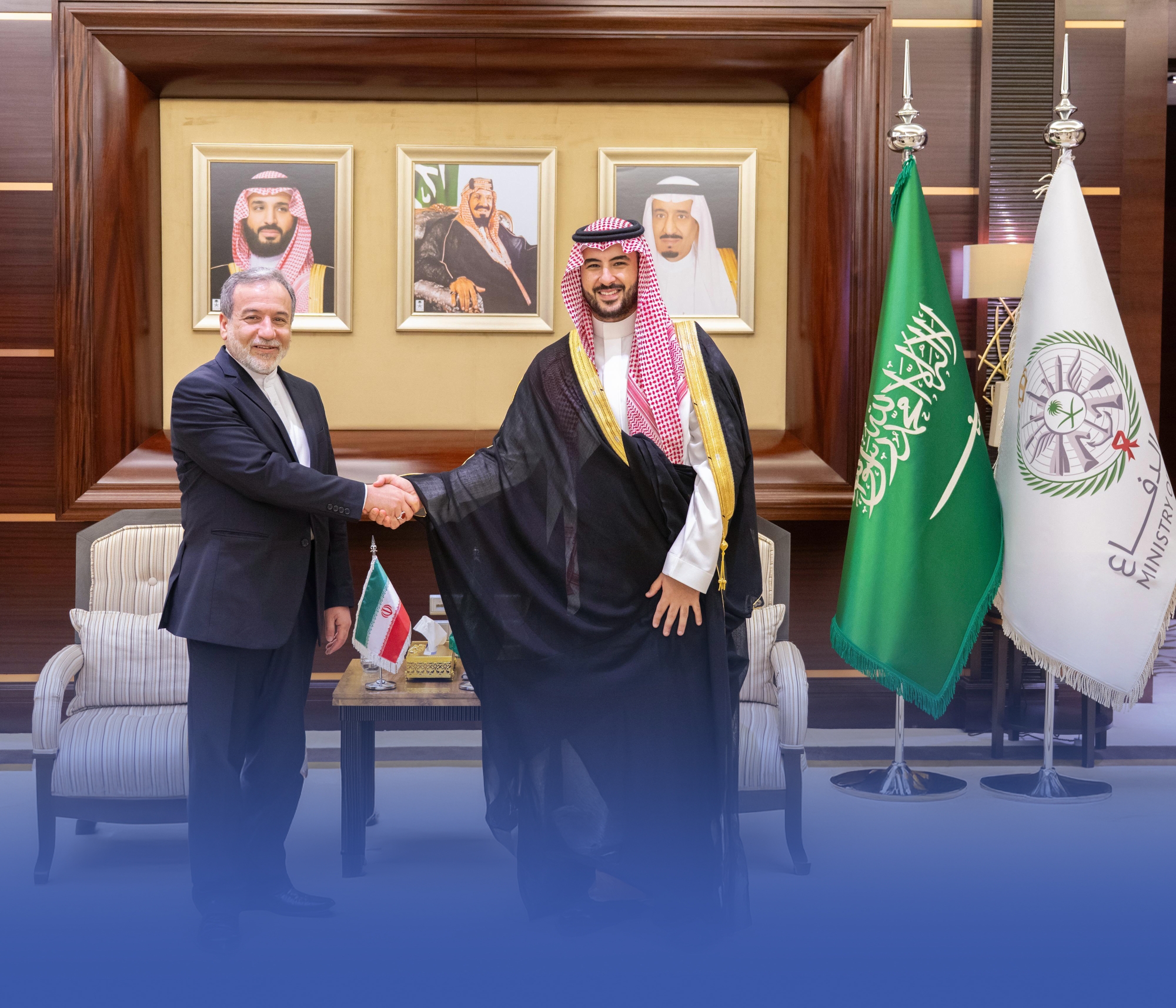 وزير الدفاع يبحث مع وزير الخارجية الإيراني تطورات الأوضاع