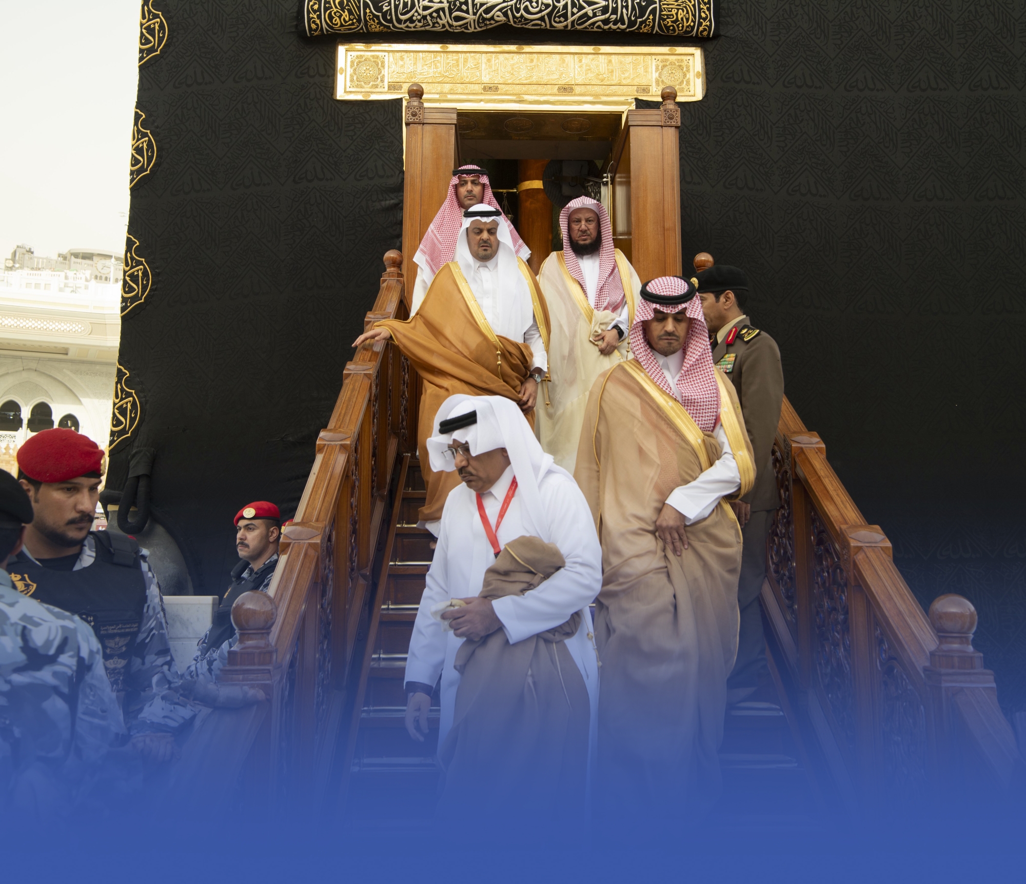 نائب أمير مكة يتشرف بغسل الكعبة المشرفة