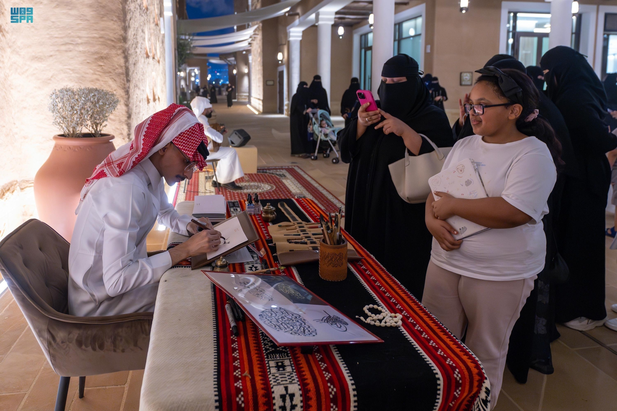 الخط العربي.. فنٌ يأسر الزوار بتجارب حيّة في الدرعية