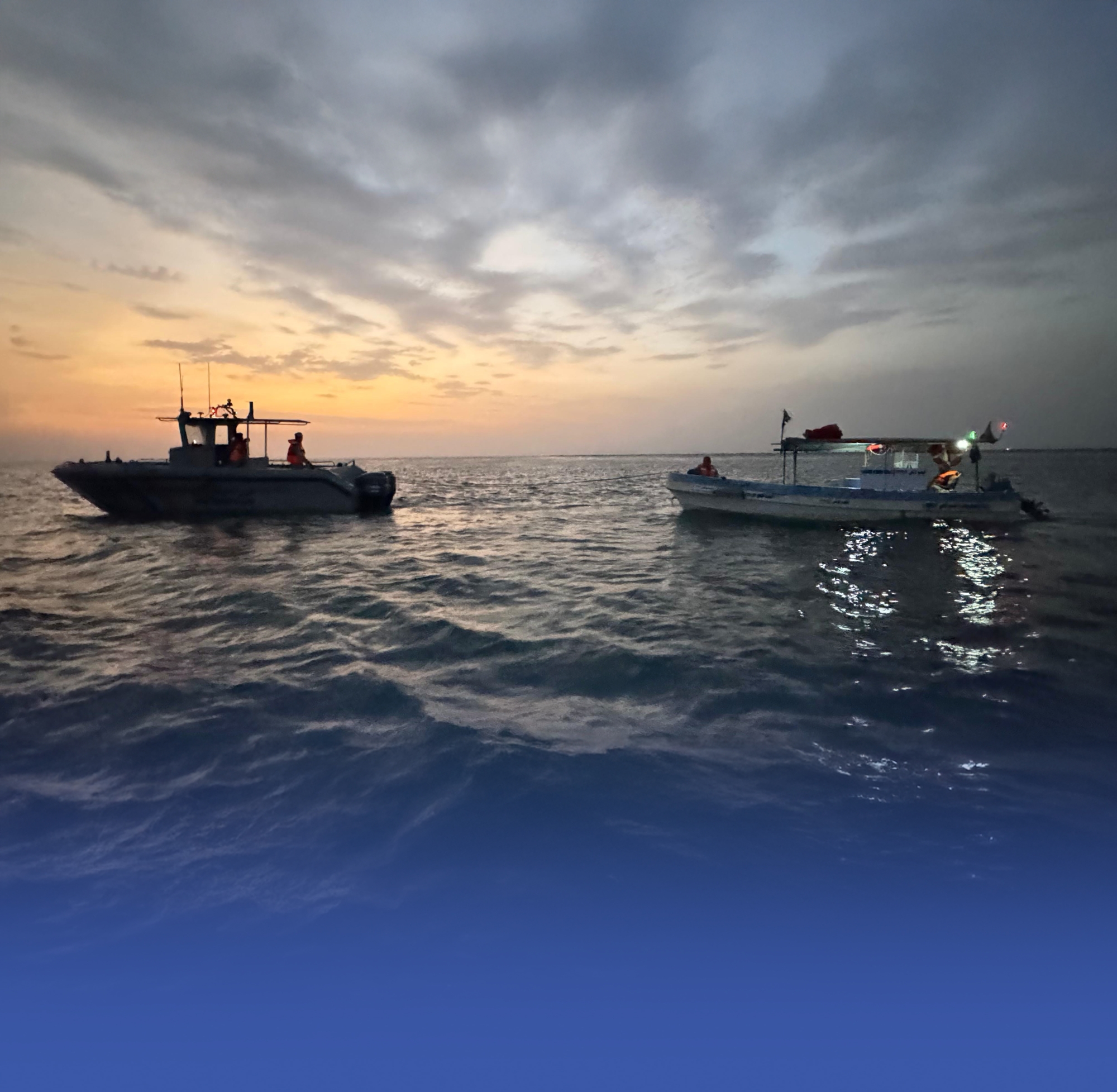 إنقاذ مقيميْنِ تعطلت واسطتهما البحرية بالقنفذة