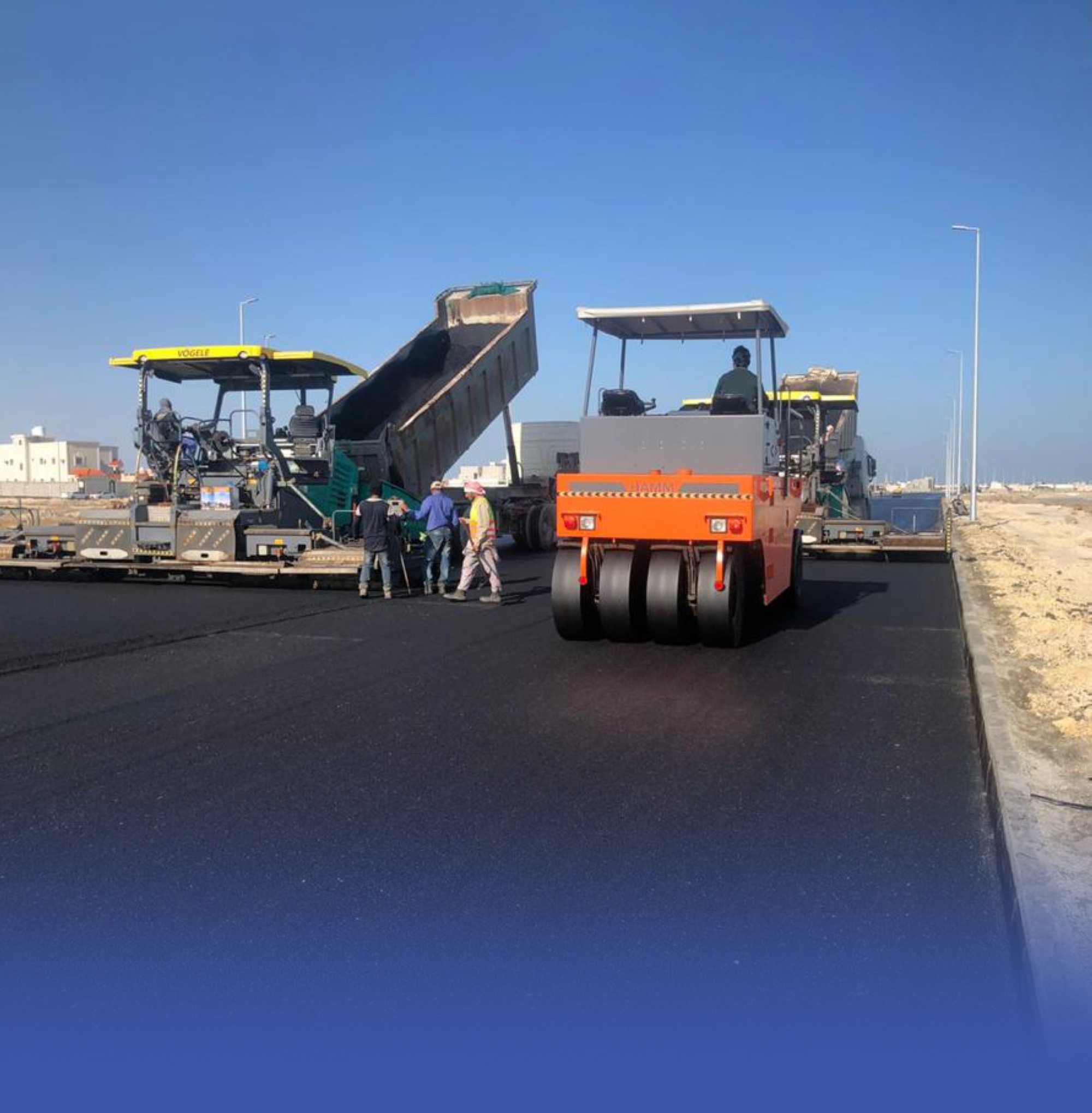 "الطرق" تستخدم الخرسانة المدموكة في مسار الشاحنات