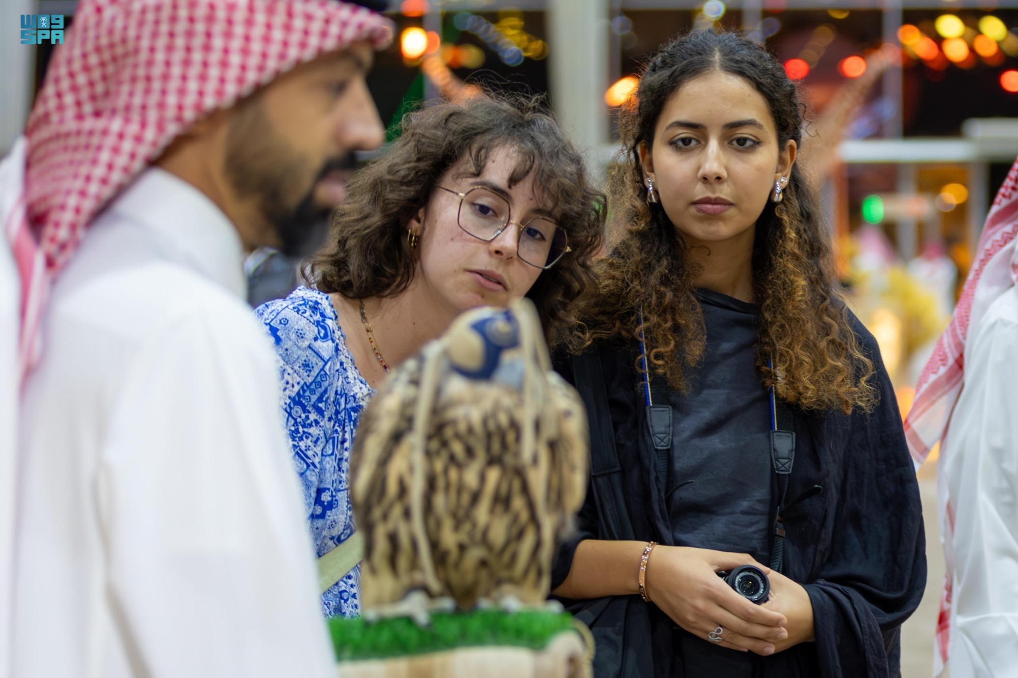 موروث الصقارة يجتذب إقبالا واسعا في مزاد الصقور 2025