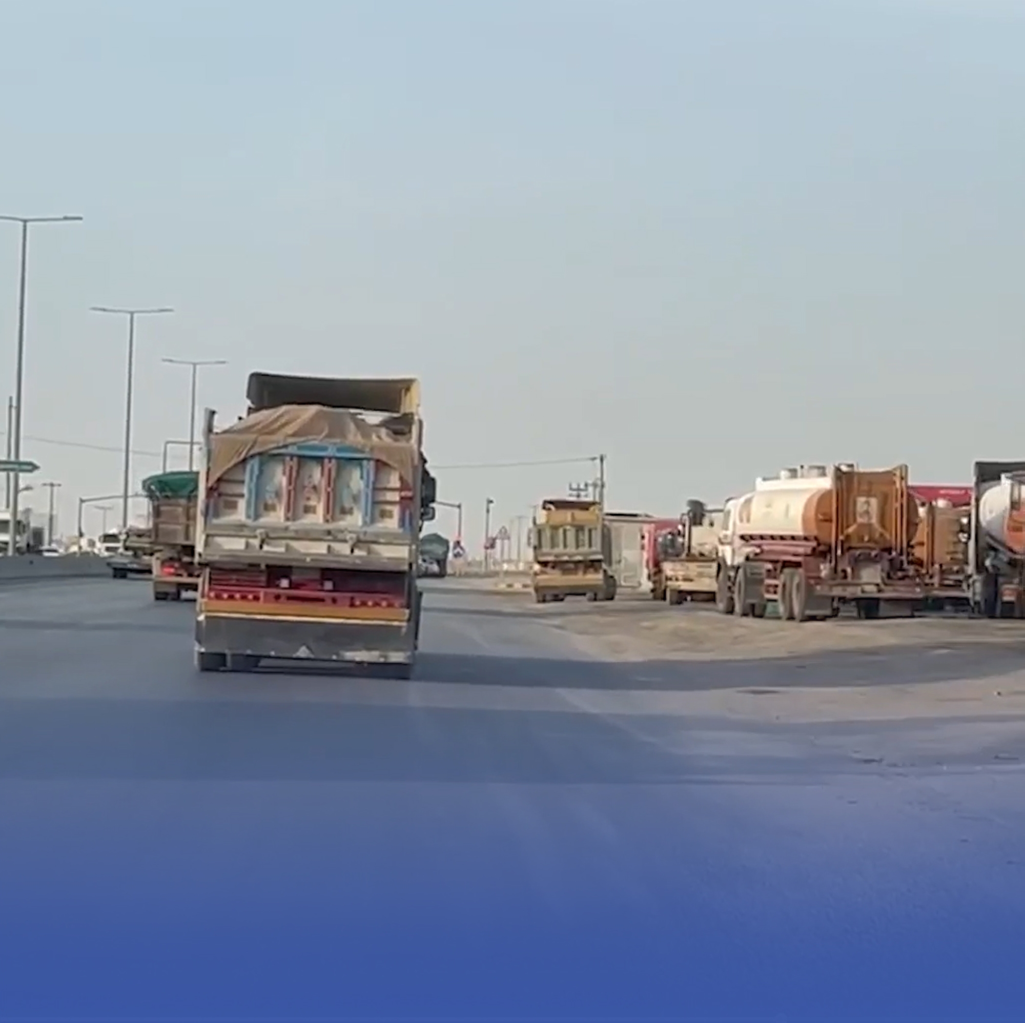 الشاحنات تشوّه بوابة الرياض الشرقية