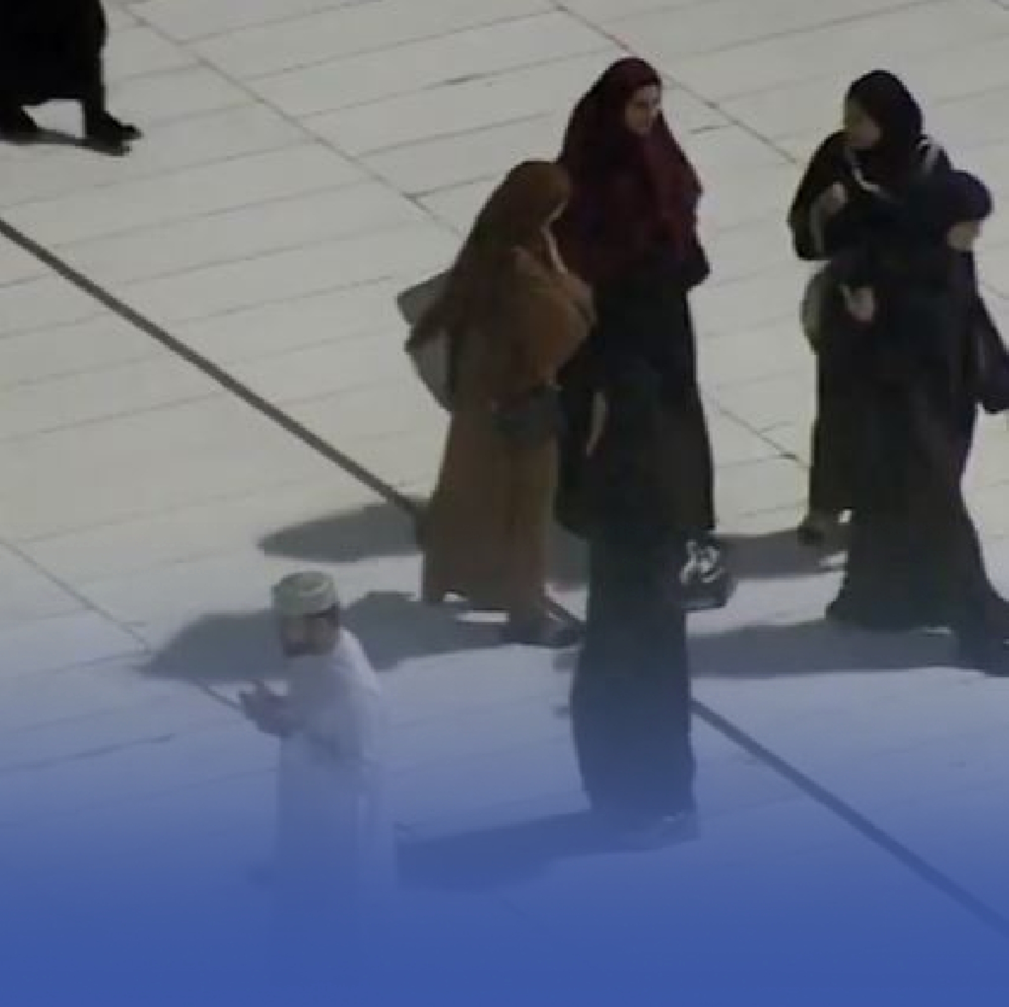 الحرم المكي يغتسل بالأمطار وسط تضرُّع المصلين بالدعاء