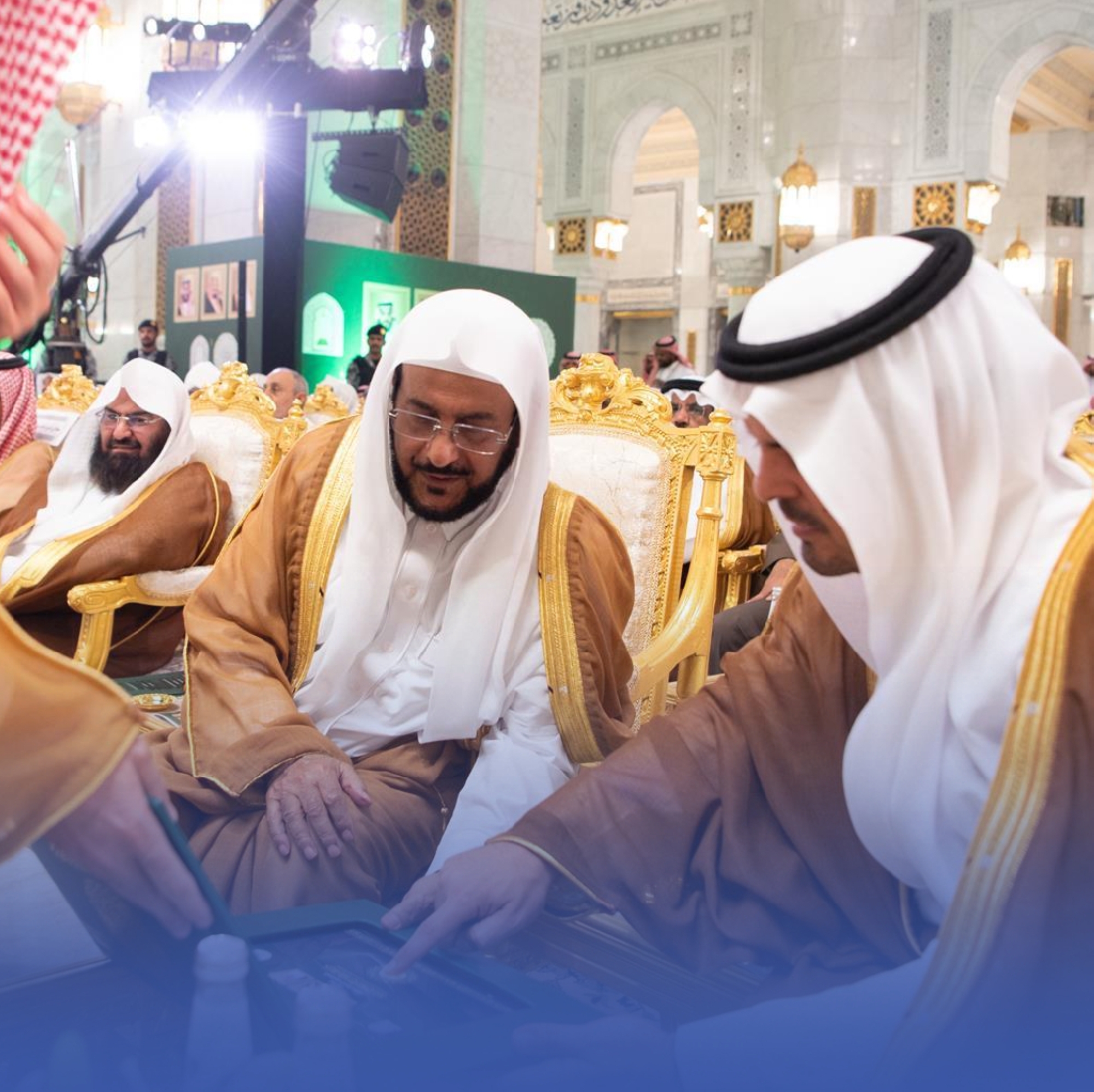 نائب أمير مكة يدشّن المصحف المرتل لقرّاء مسابقة المؤسس