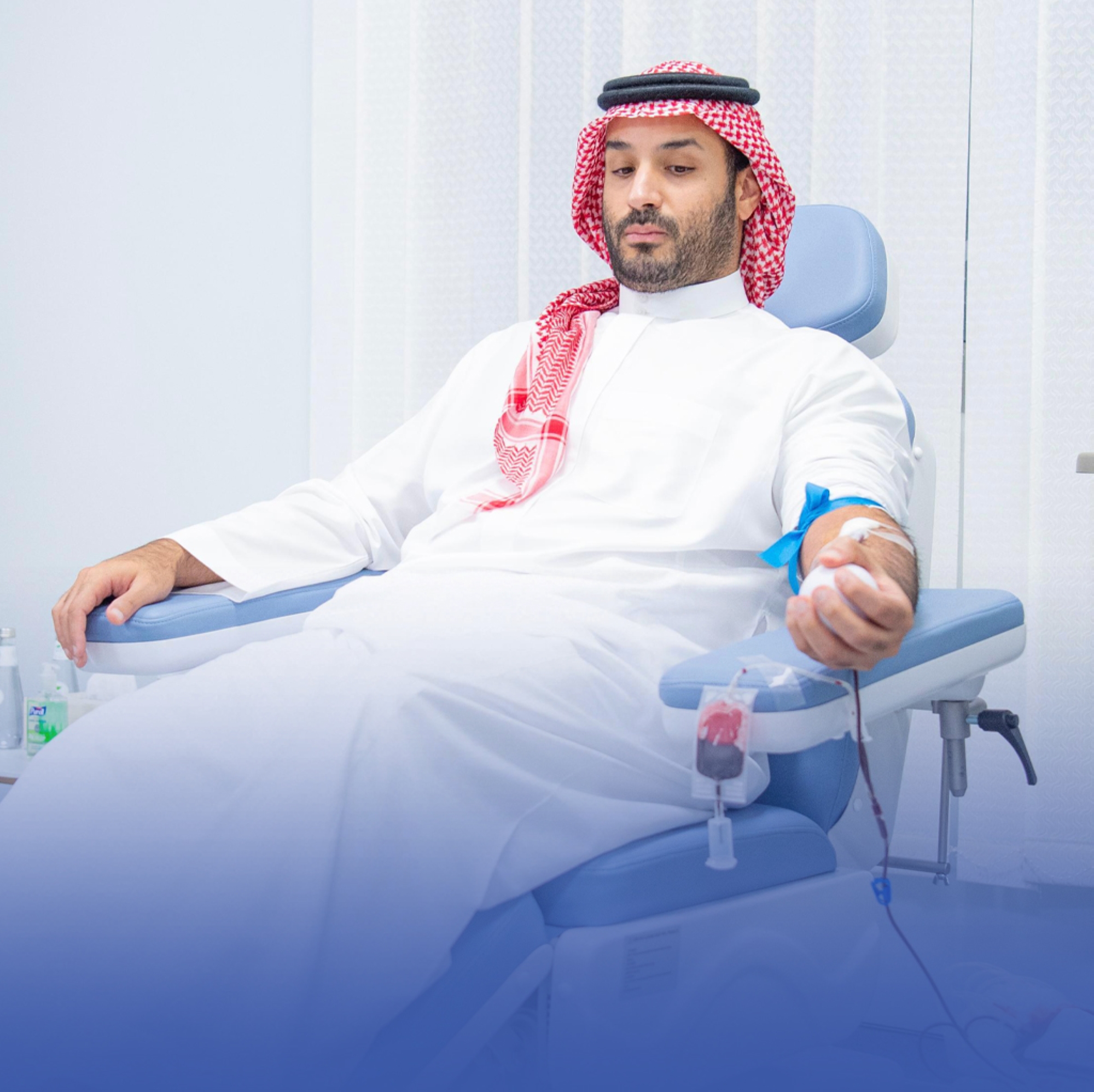 ولي العهد يتبرع بالدم ويُطلق الحملة الوطنية للتبرع بالدم