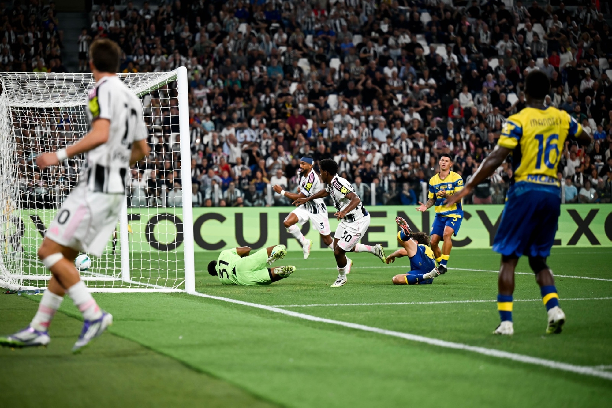 يوفنتوس يفتتح مشواره في الدوري بالفوز على بارما