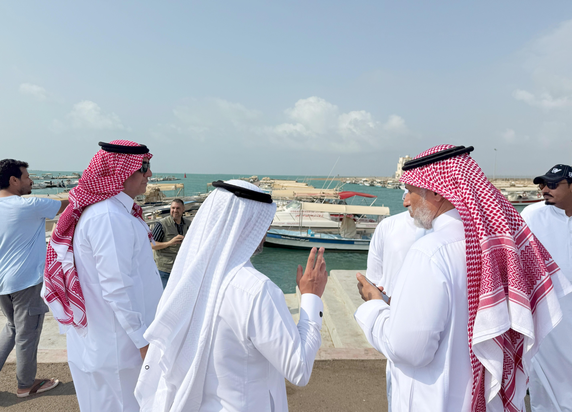 "البيئة والزراعة" تسلّم 65 محركًا بحريًا دعمًا لصيادي ينبع