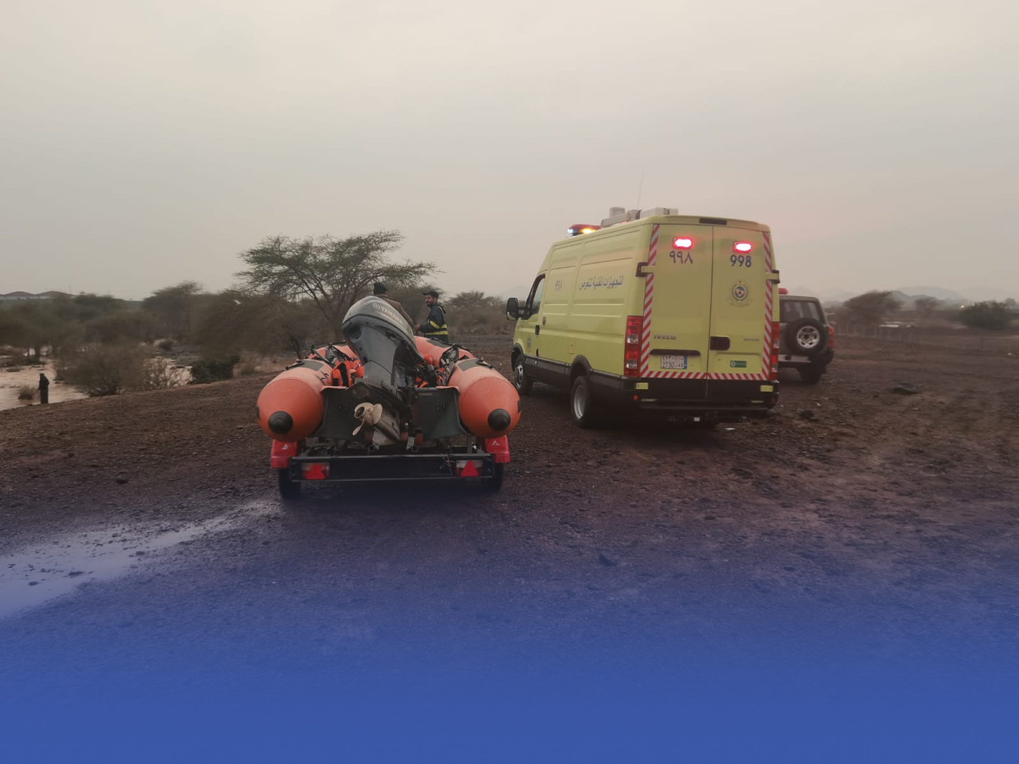 إنقاذ شخص احتُجز داخل مركبة جرفها السيل بالمدينة