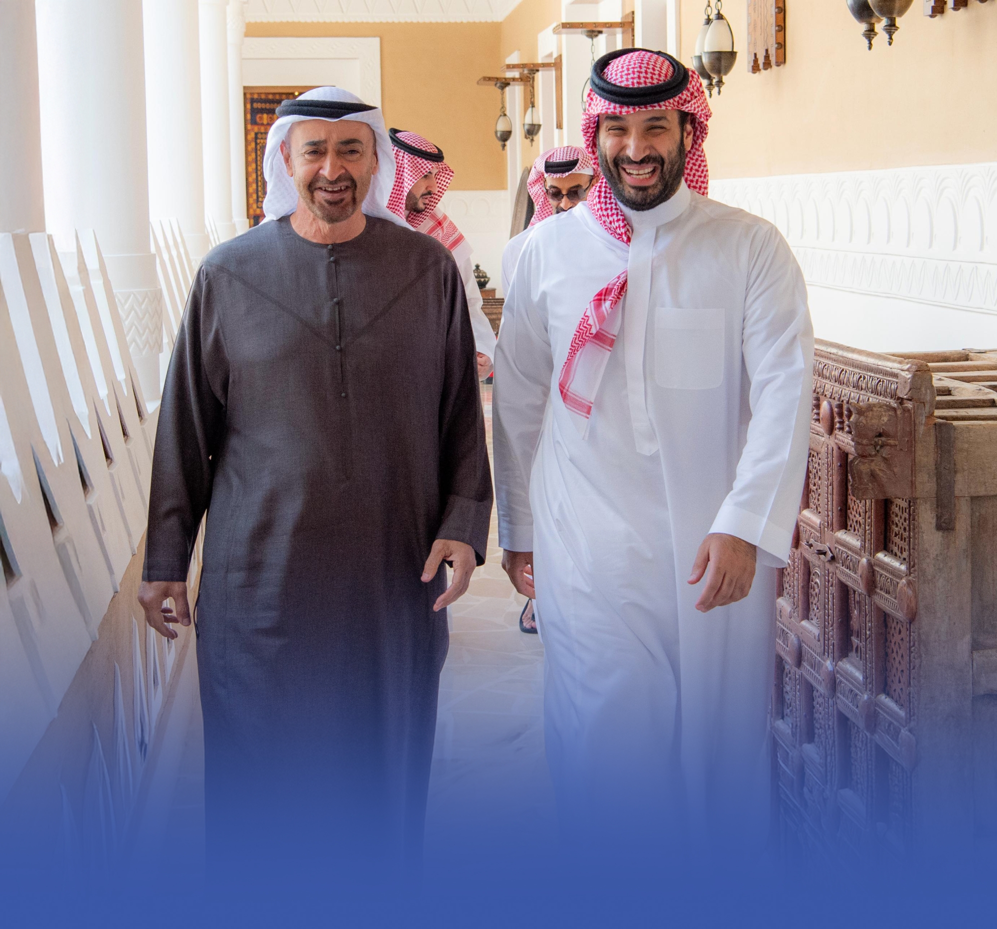 ولي العهد ورئيس الإمارات يستعرضان تعزيز العلاقات