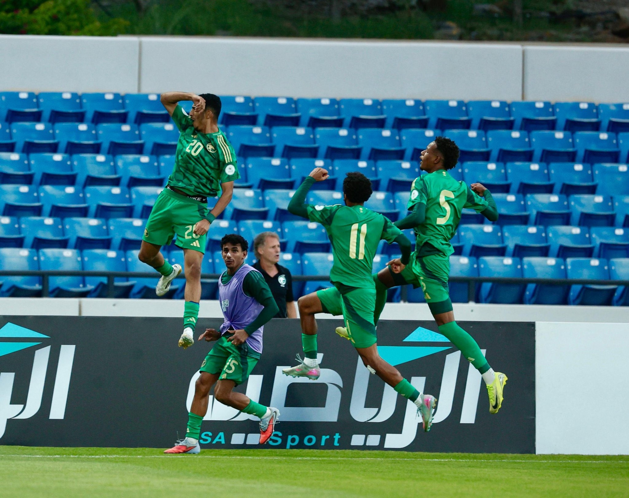 الأخضر يتأهل لنصف نهائي كأس الخليج تحت 20 عامًا