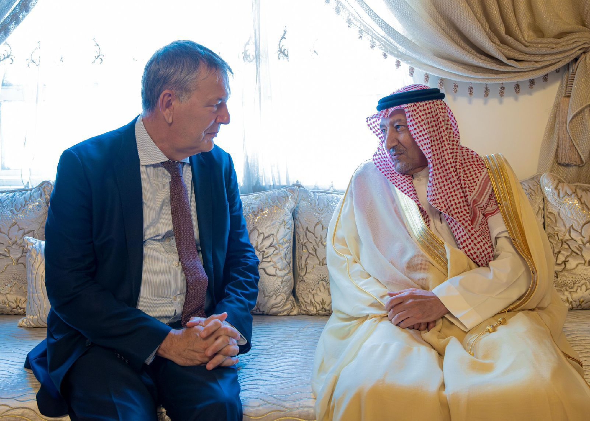 الخريجي يبحث مع مفوض "الأونروا" أوجُه التعاون الثنائي