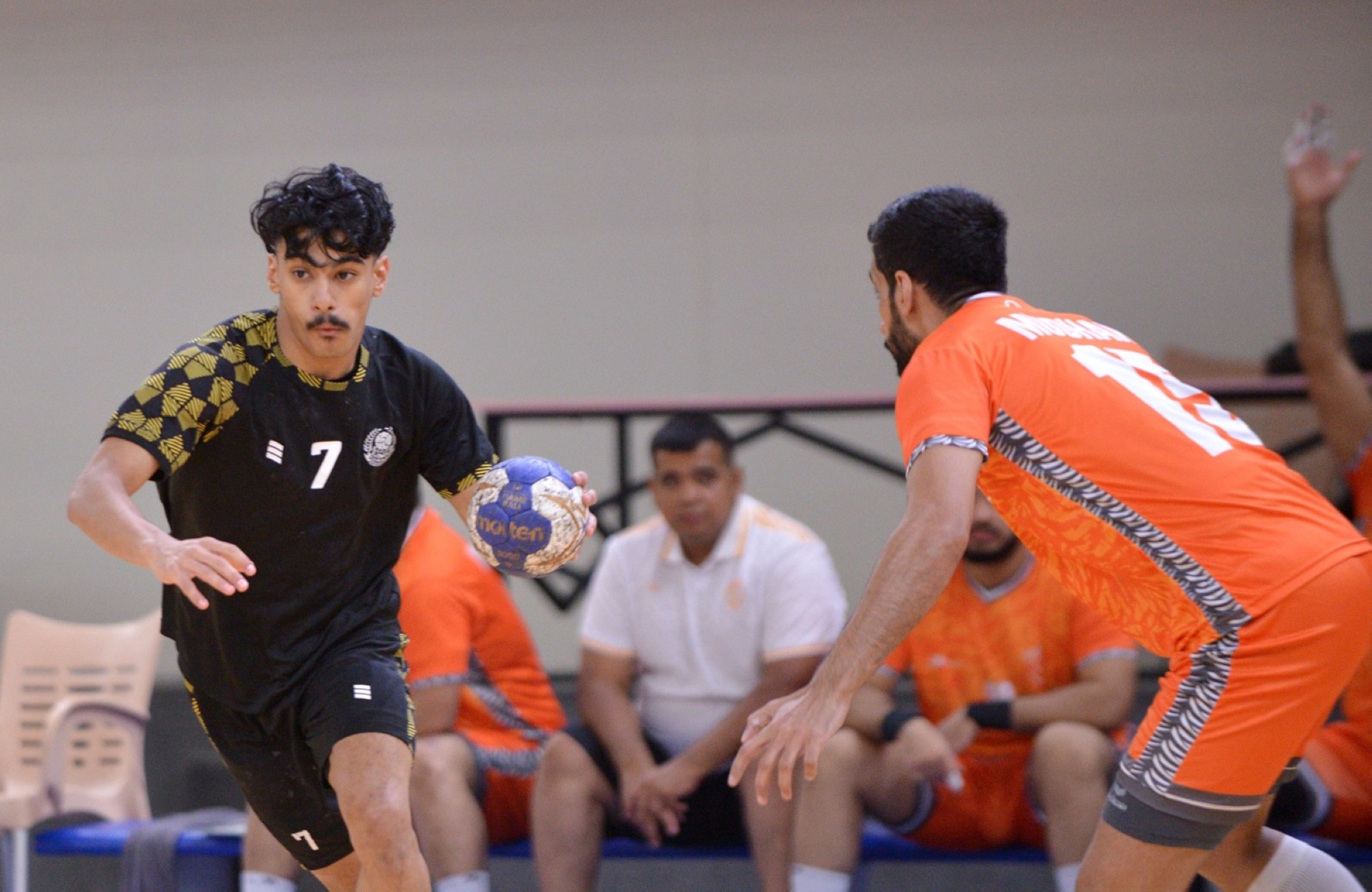 مضر يواصل صدارة ممتاز اليد