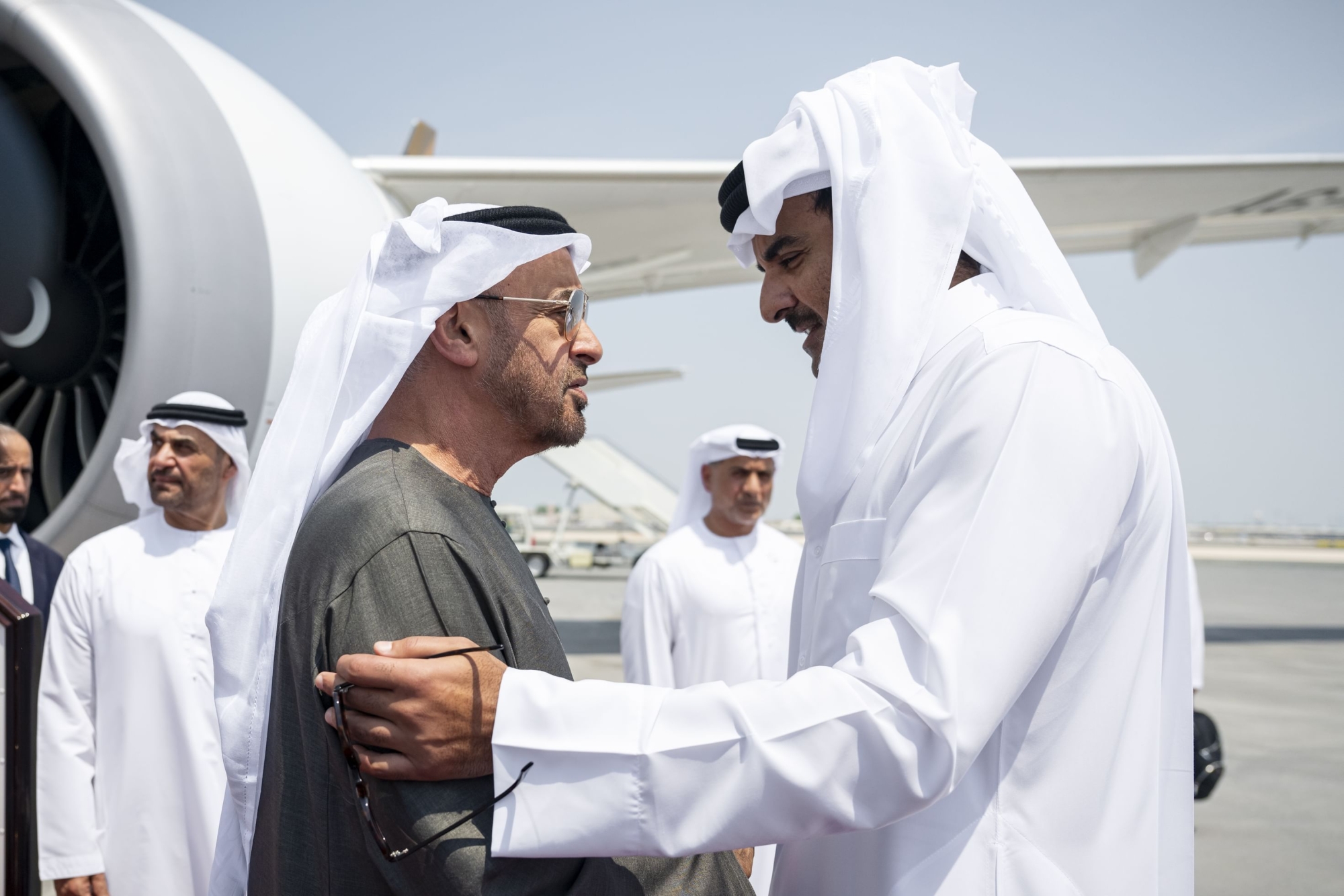 رئيس الإمارات يصل الدوحة وأمير قطر في مقدمة مستقبليه