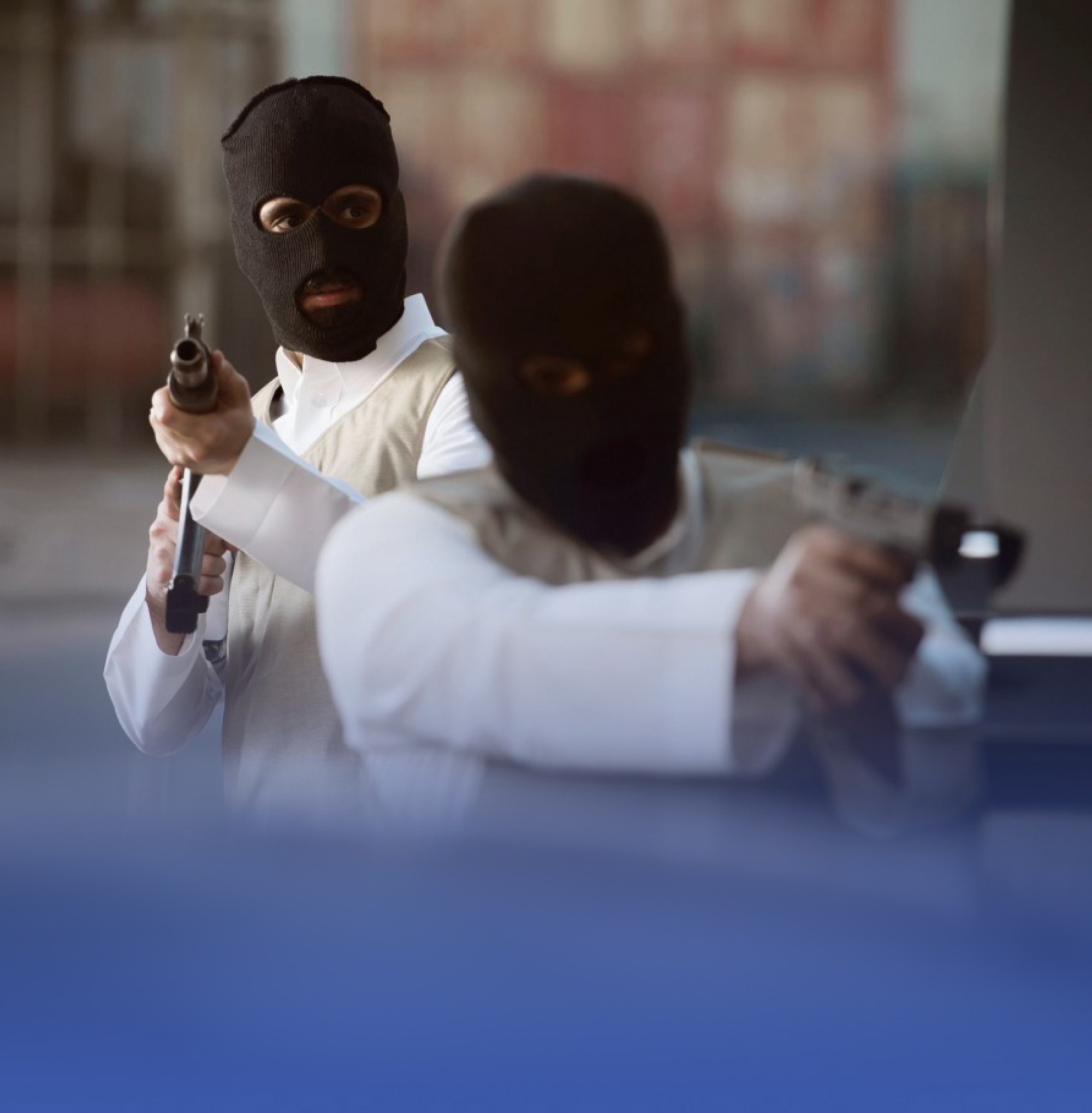 مداهمة حية تطيح بمواطن لترويجه الحشيش بتبوك