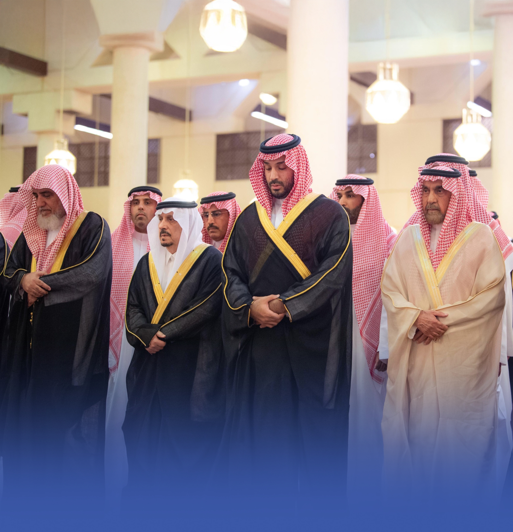 ولي العهد يؤدي صلاة الميت على مفتي عام المملكة