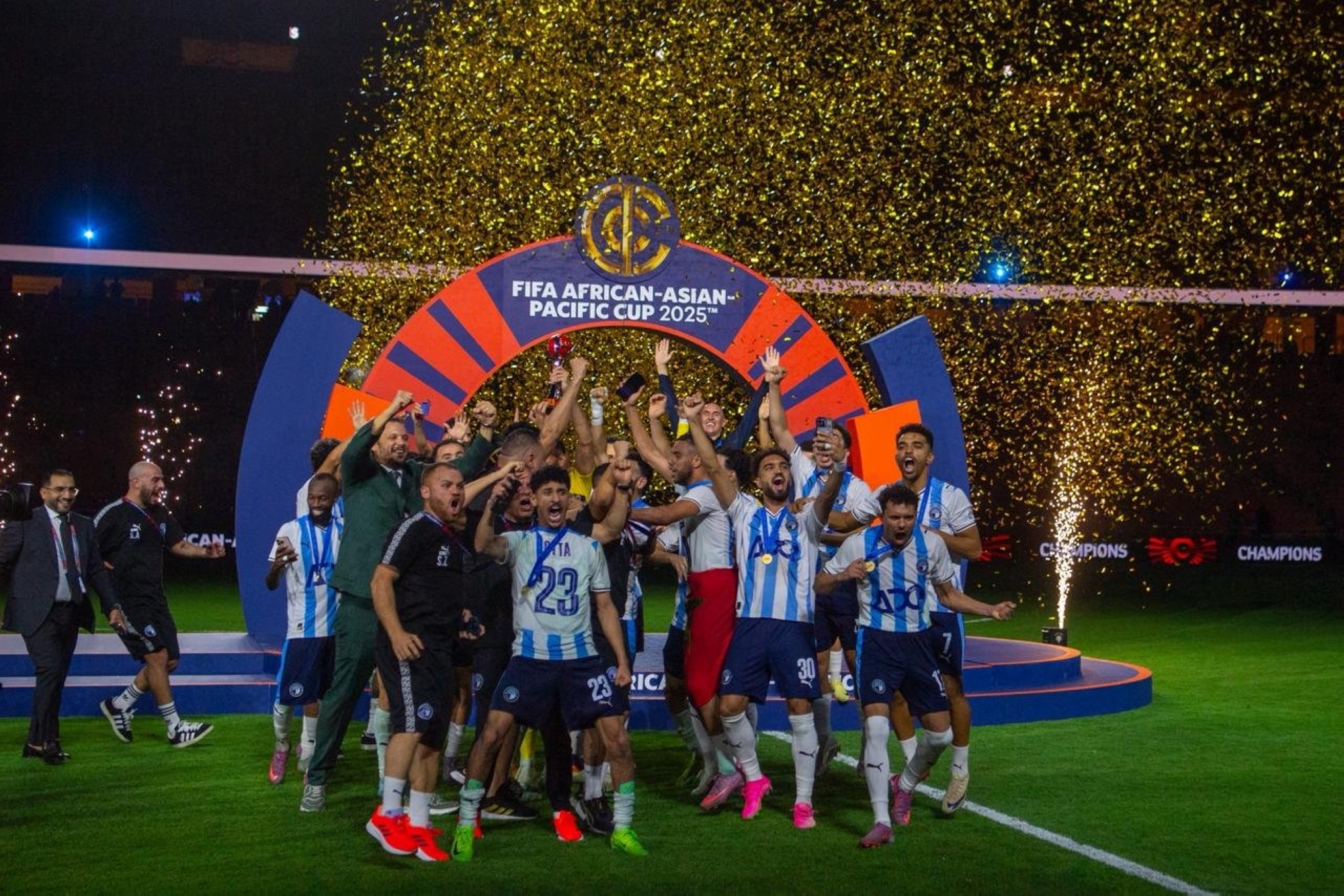 عدسة سبورت 24 ترصد كواليس تتويج بيراميدز بطلاً لكأس القارات
