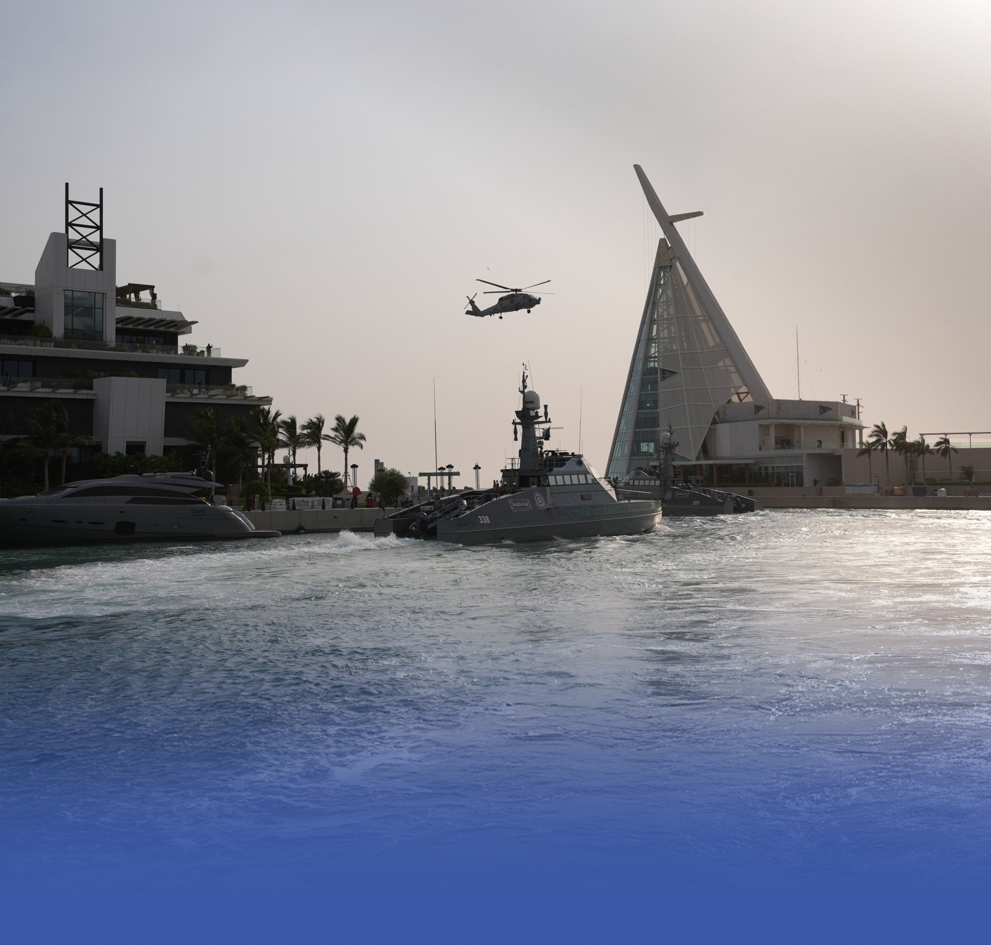 القوات البحرية تستعرض قوتها في اليوم الوطني الـ95 بجدة
