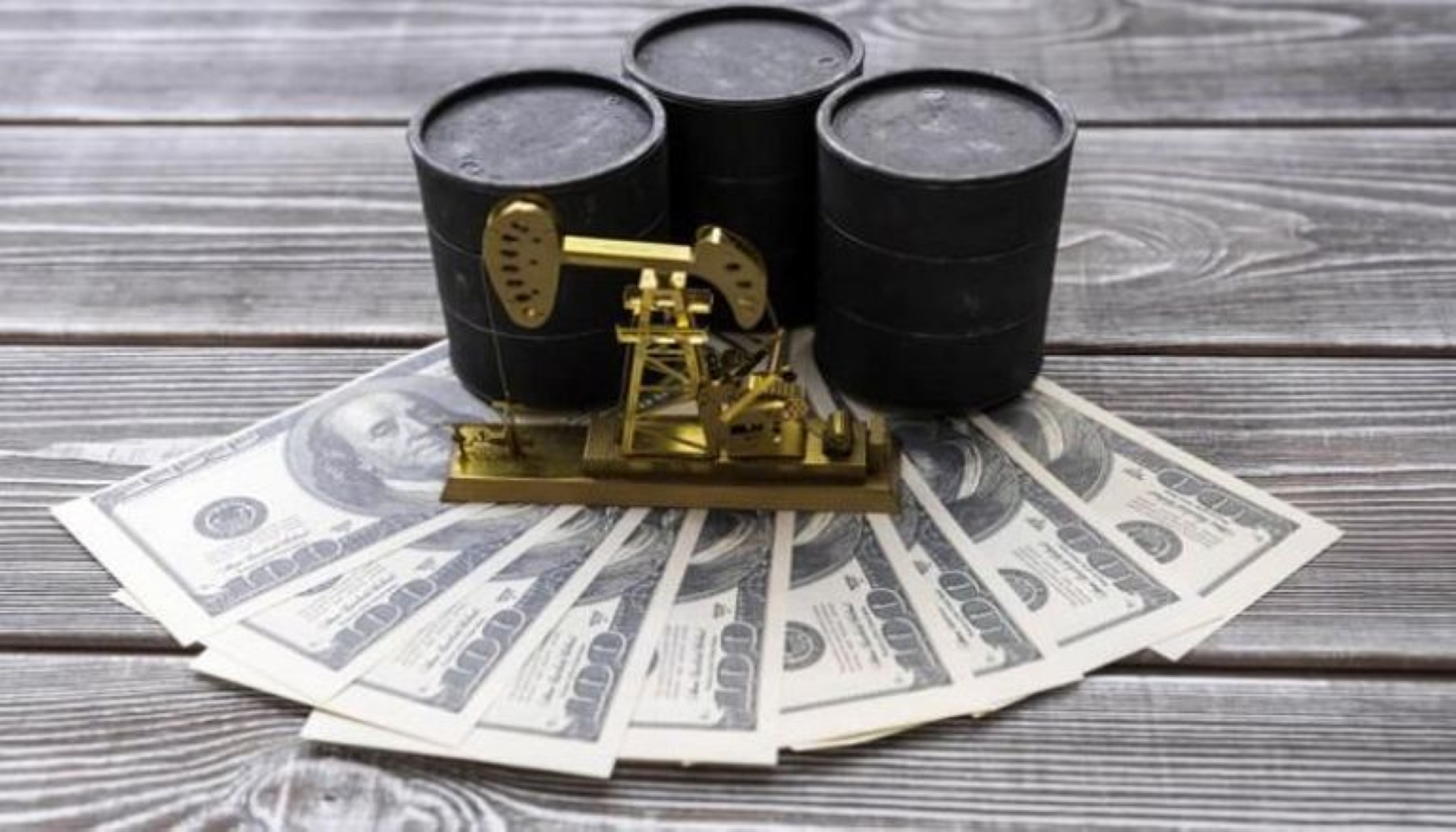 النفط يهبط 1% والذهب يتجاوز 3800 دولار