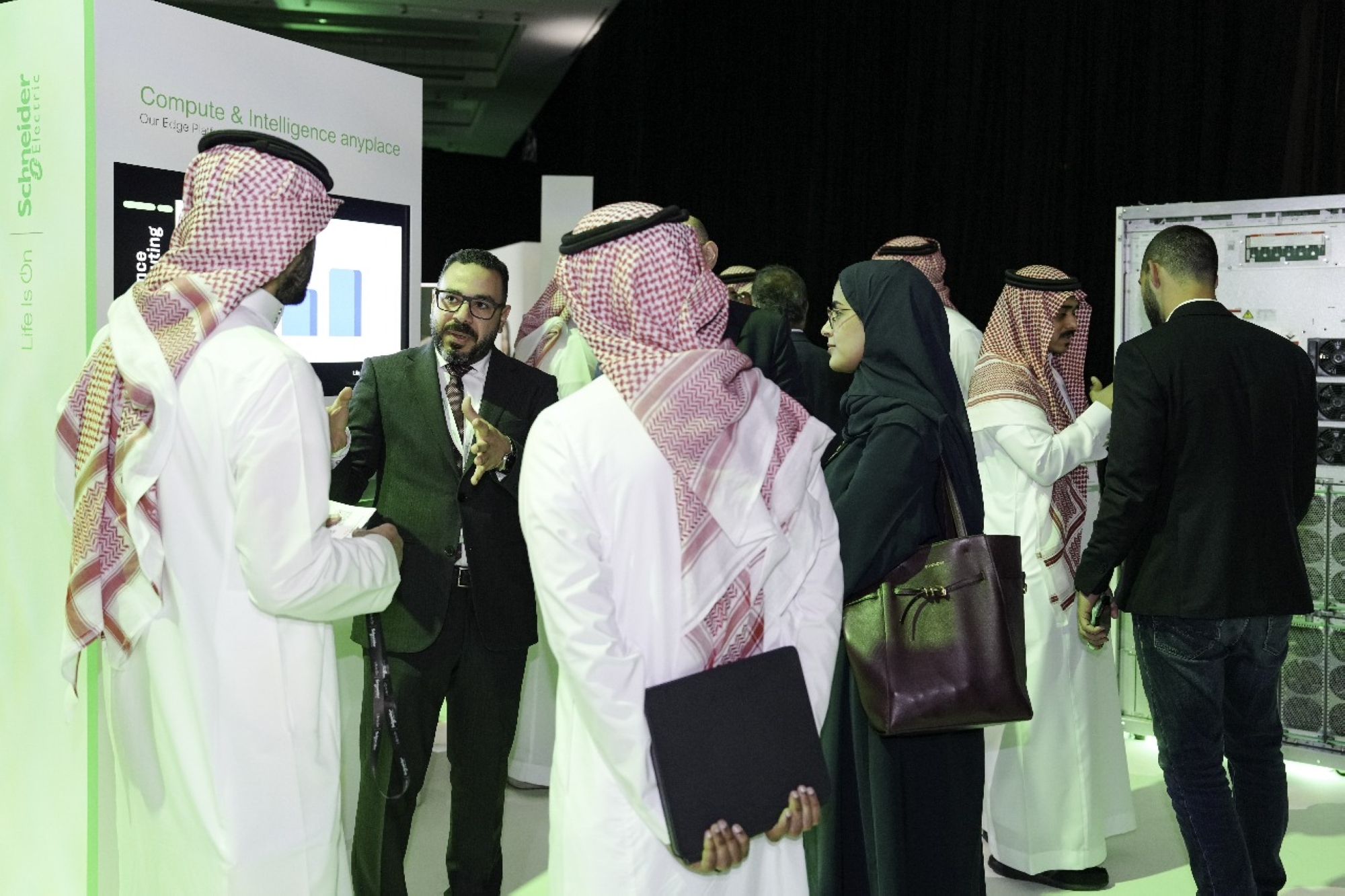 شنايدر إلكتريك توقّع مذكرات تفاهم استراتيجية مع شركات رائدة خلال قمة الابتكار بالرياض 2025