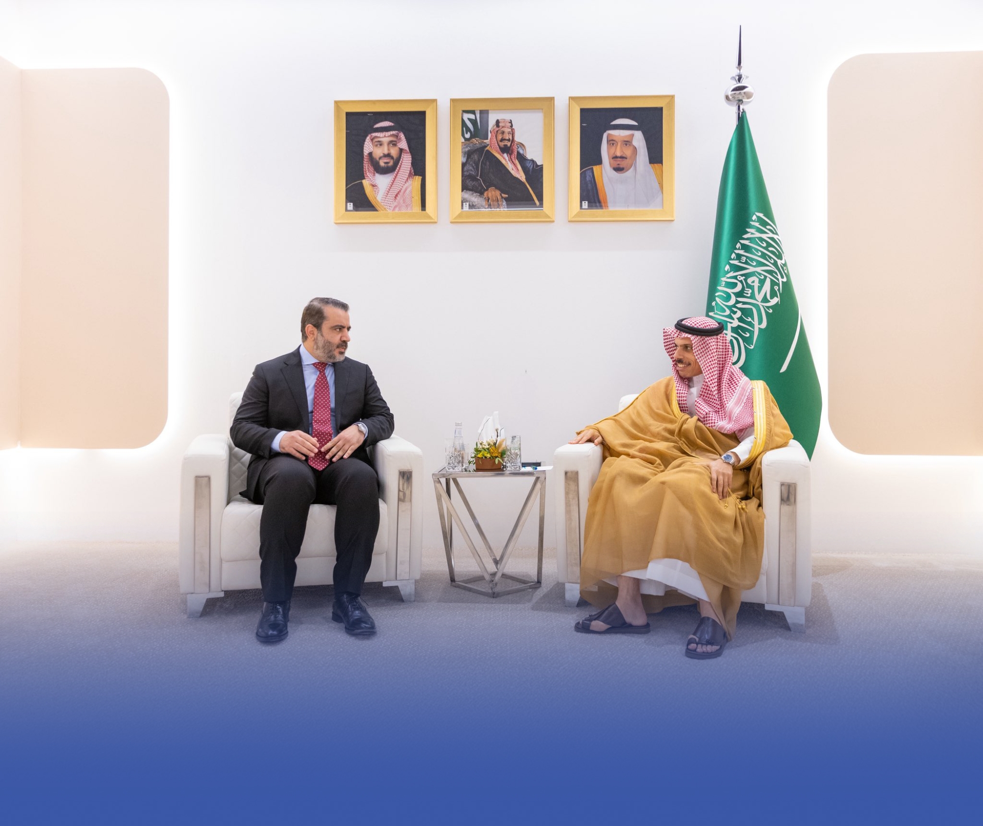 وزير الخارجية يبحث العلاقات الثنائية مع نظيره السوري