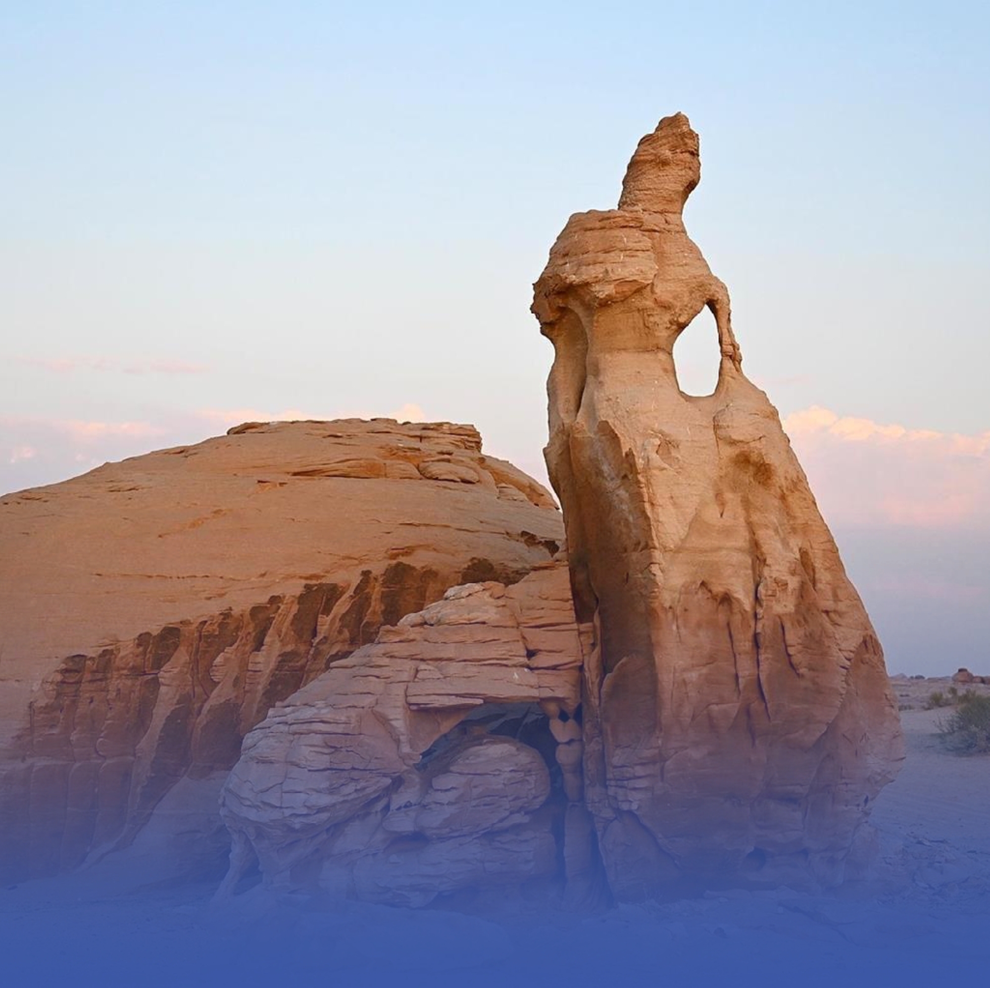 "العروسة".. صخرة تُمسك بثوبها وسط الرمال