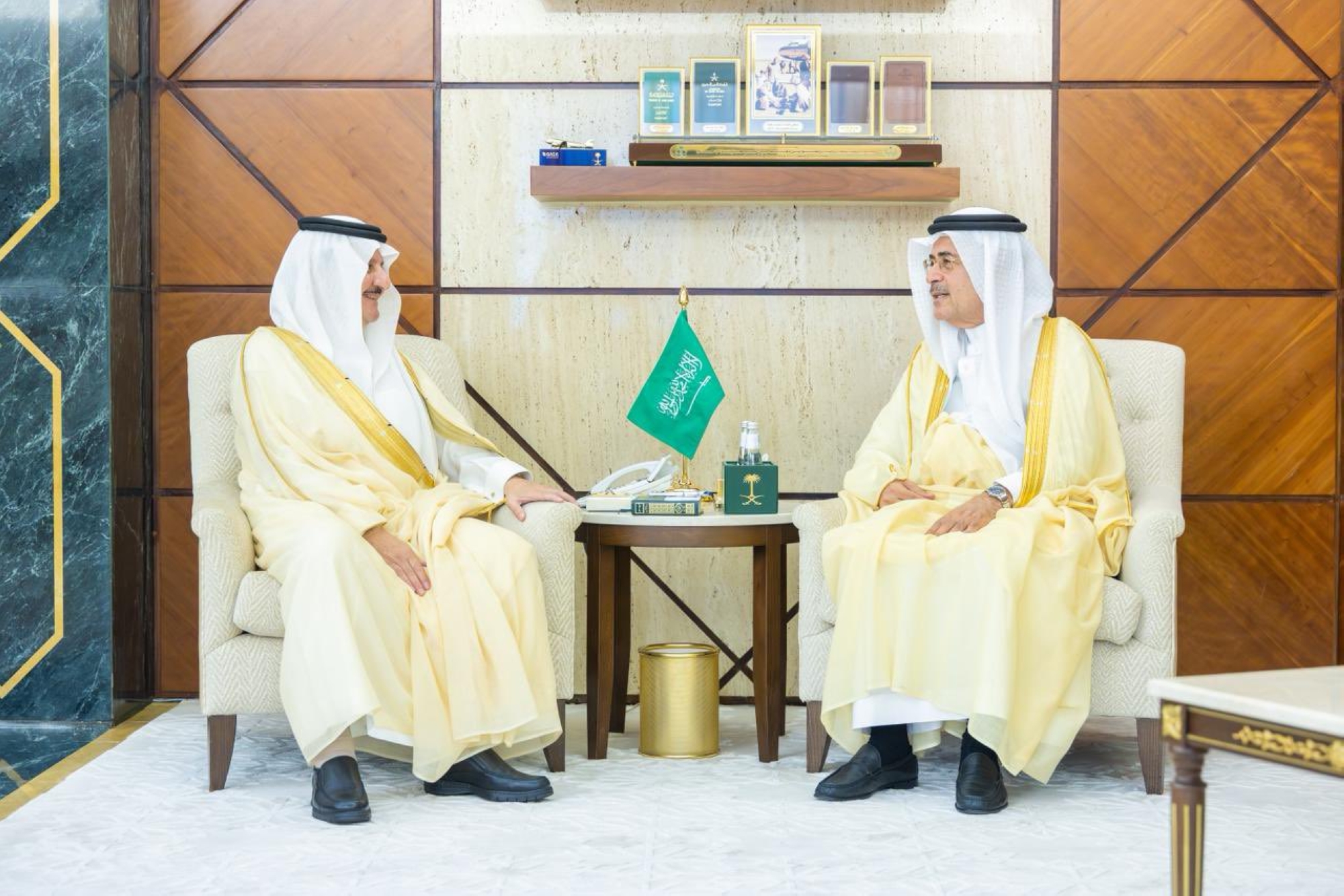 أمير الشرقية يطّلع على تقرير "ملعب أرامكو"