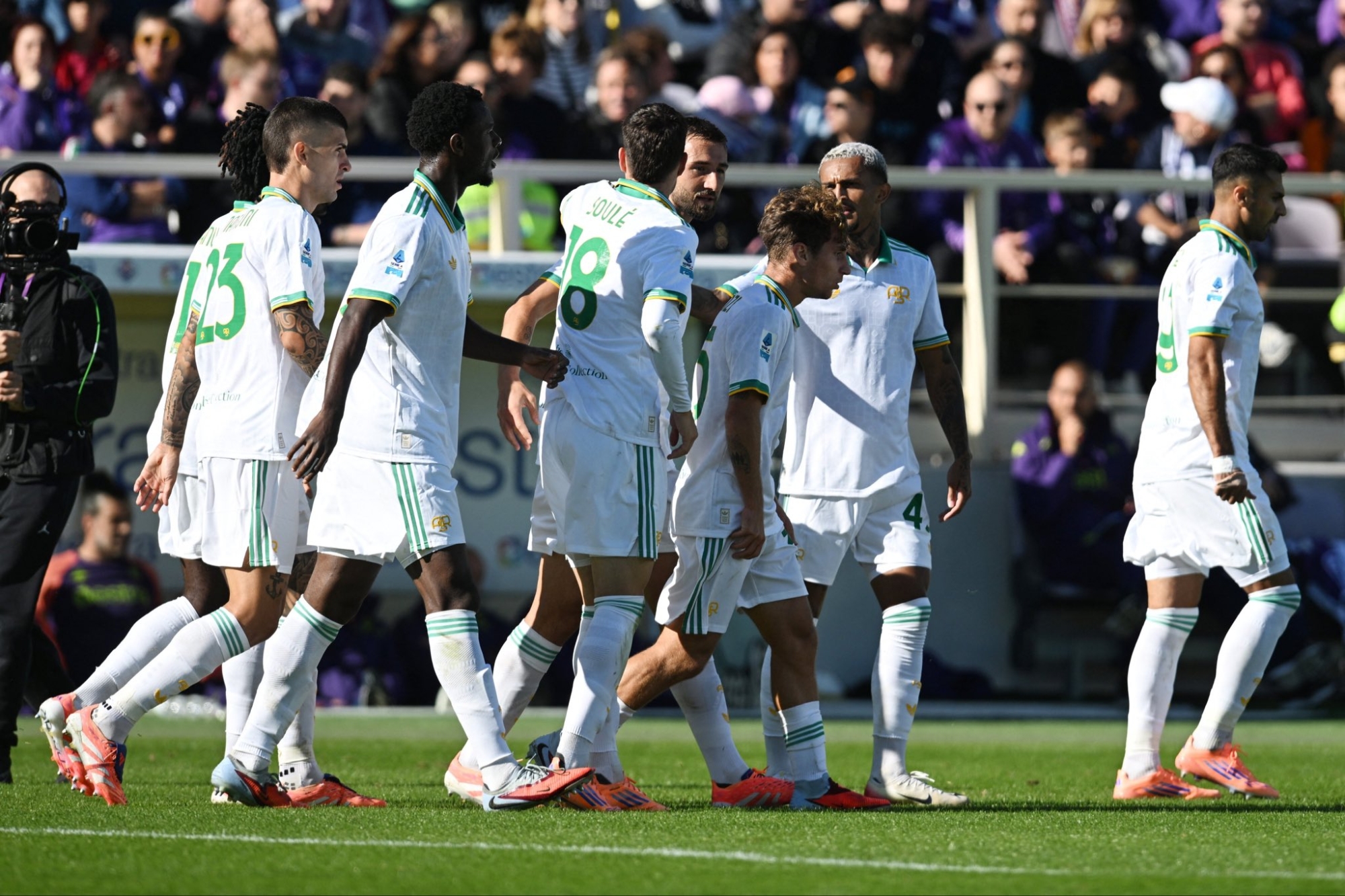 روما يتصدر الدوري الإيطالي بثنائية في فيورنتينا