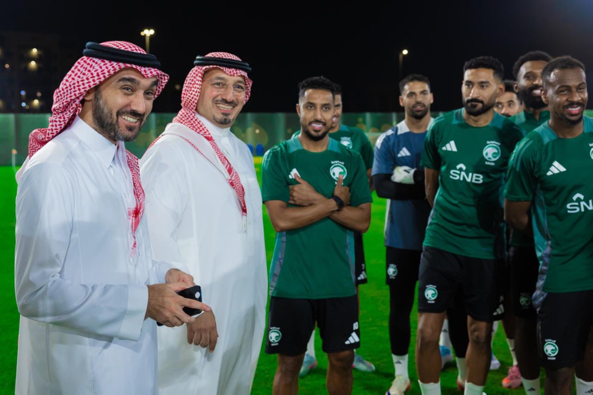 الفيصل يزور تدريبات الأخضر قبل مواجهة إندونيسيا