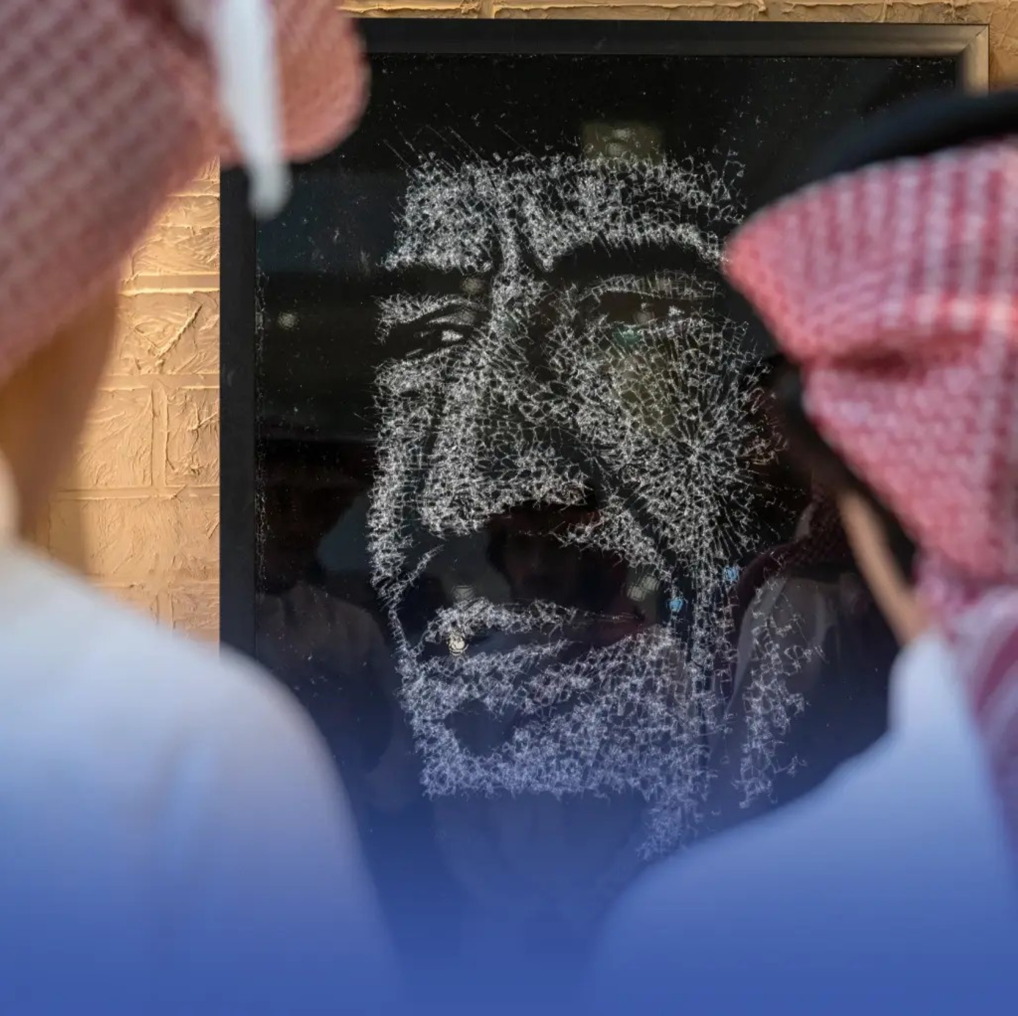 بـ"الرسم بالتكسير".. مهندس سعودي يبدع في معرض الصقور